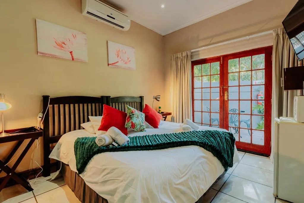 Bedroom, Bed in Riverbank Lodge