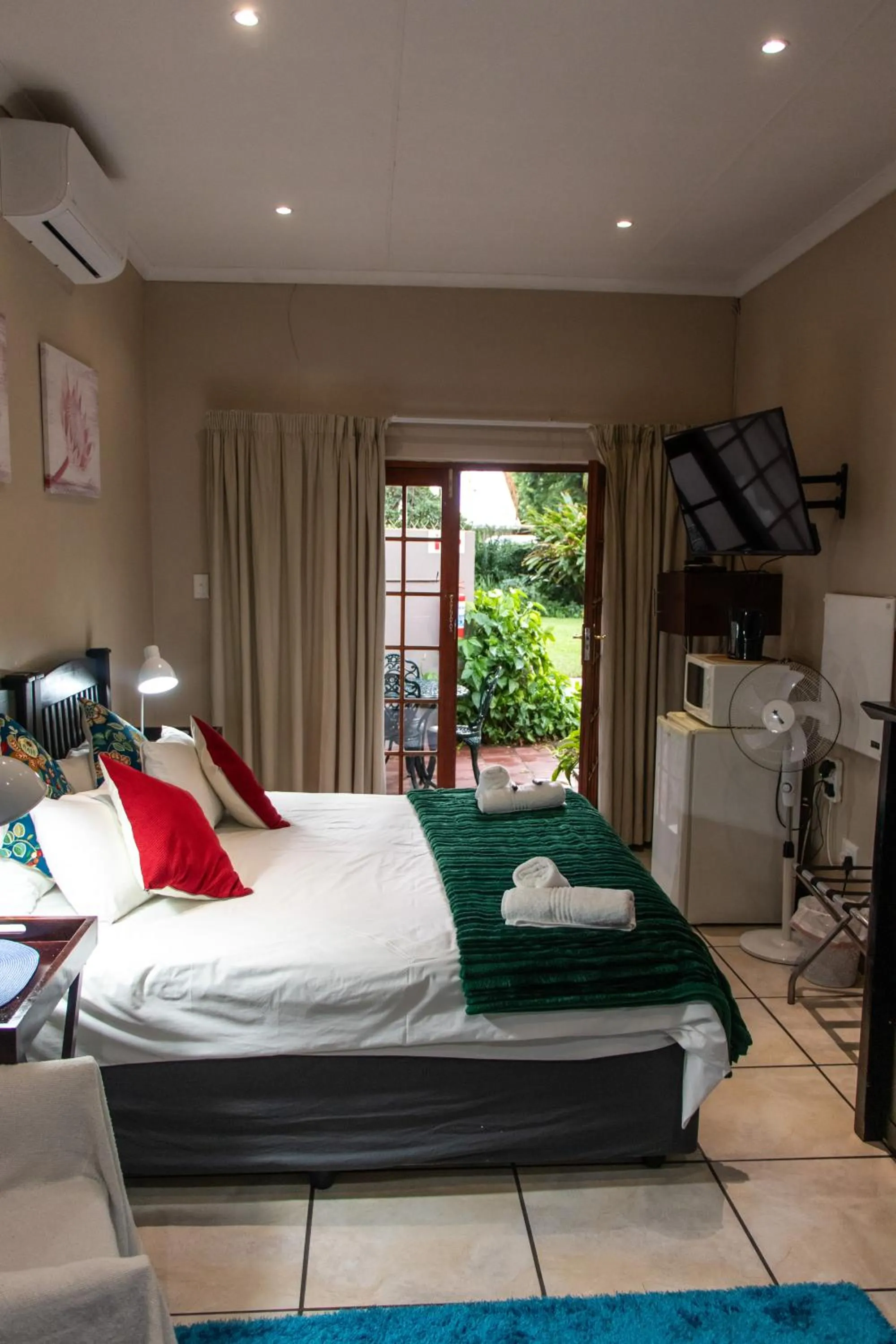 Bedroom, Bed in Riverbank Lodge