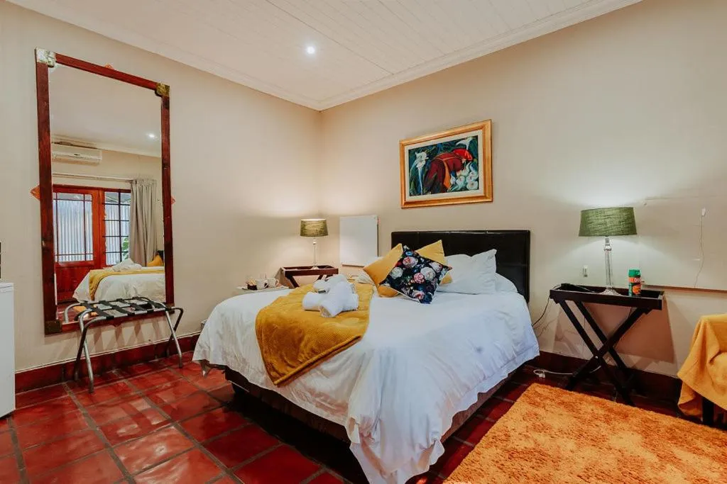 Photo of the whole room, Bed in Riverbank Lodge