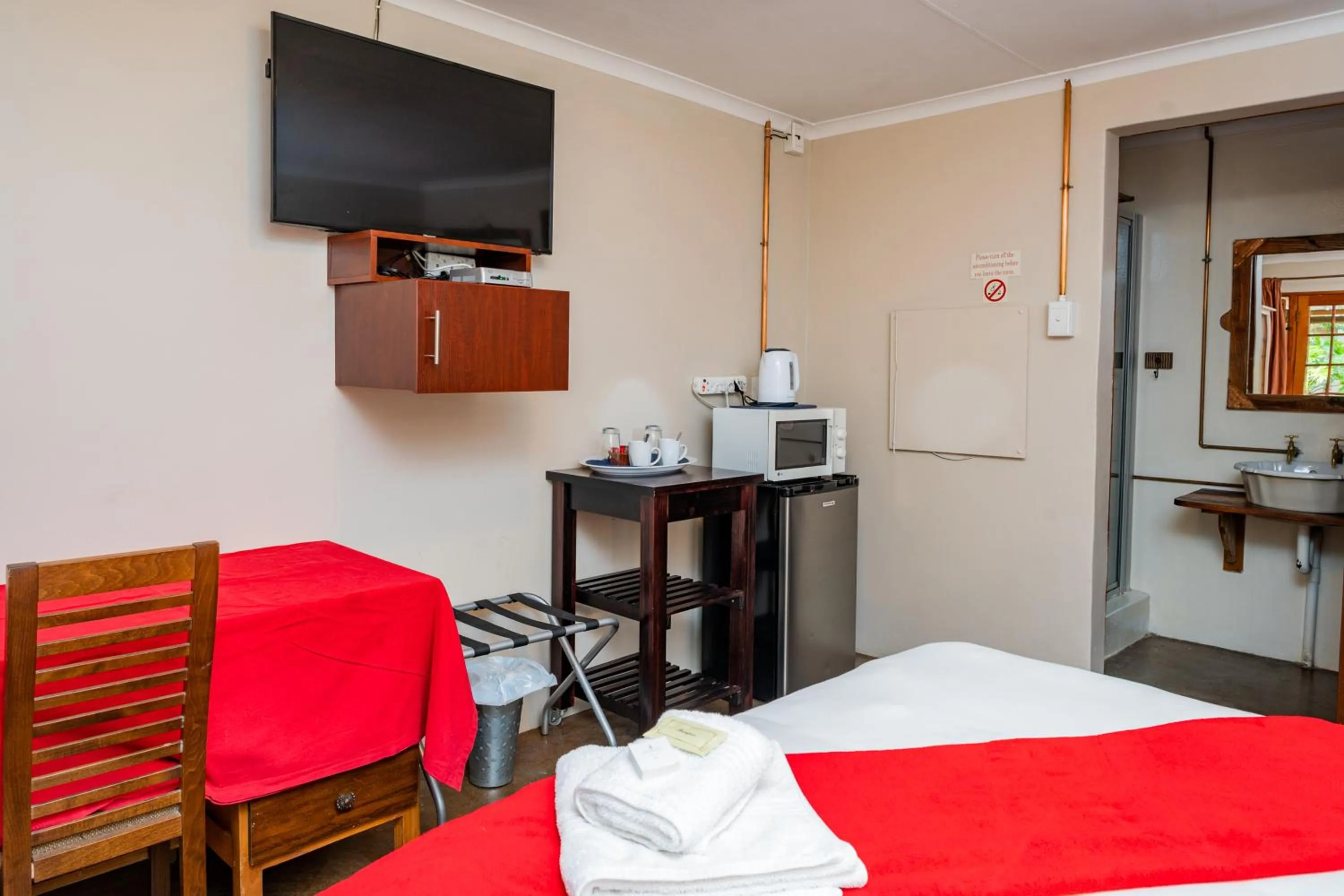 Bedroom, Bed in Riverbank Lodge