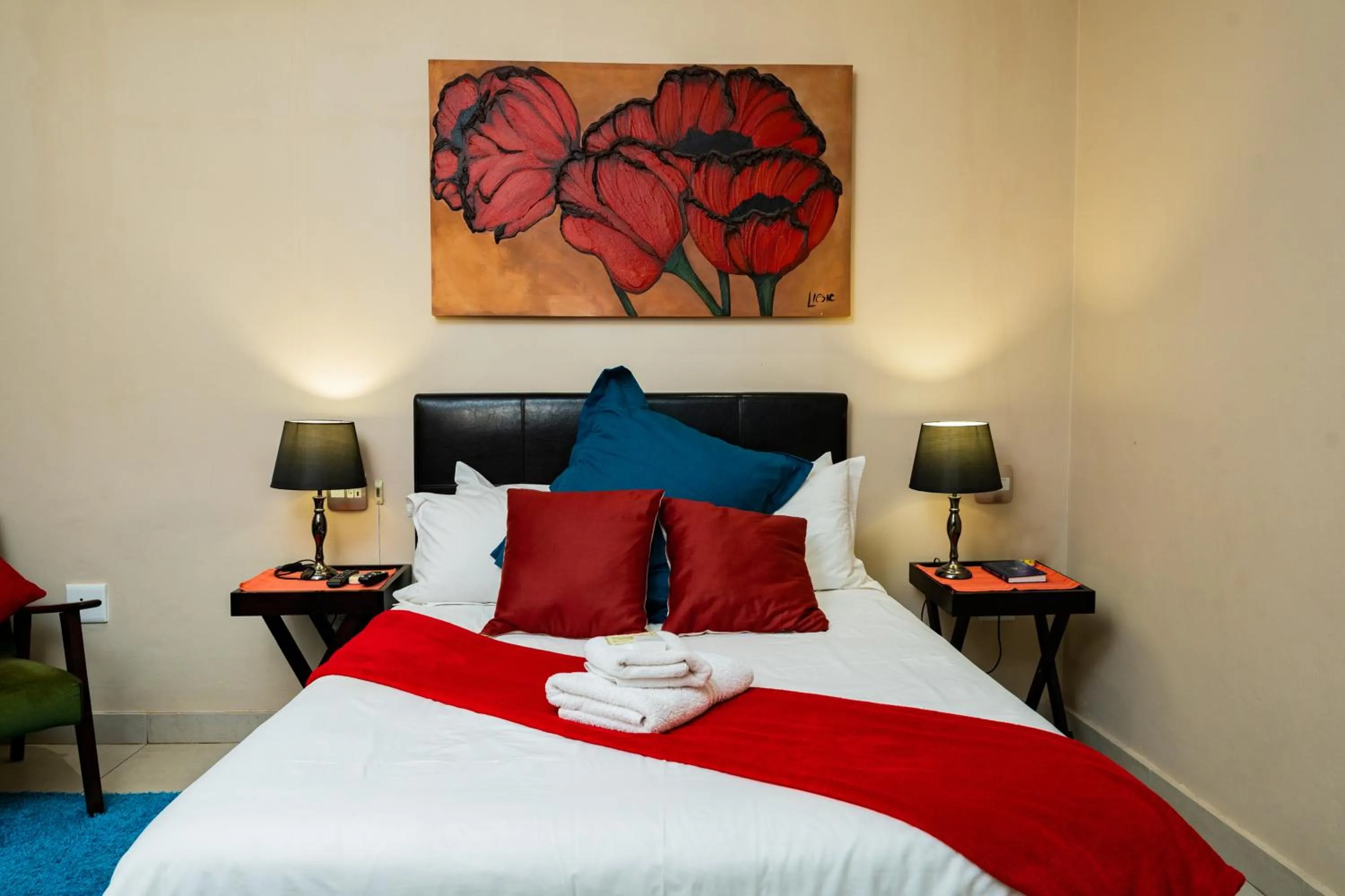 Photo of the whole room, Bed in Riverbank Lodge