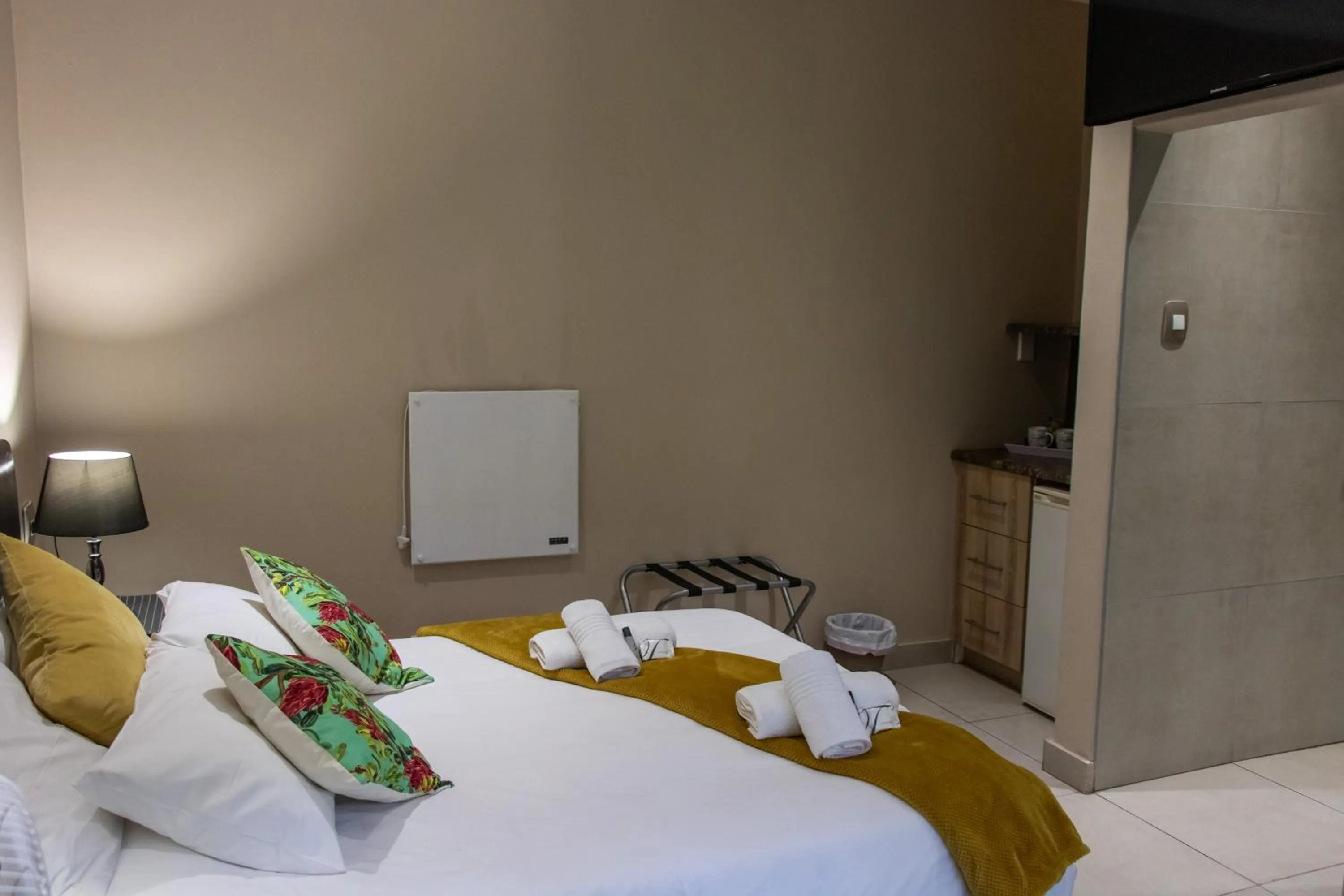 Photo of the whole room, Bed in Riverbank Lodge