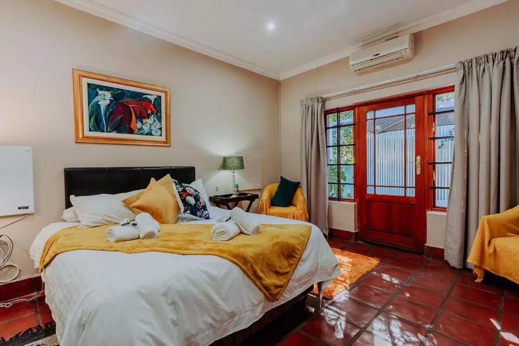 Photo of the whole room, Bed in Riverbank Lodge