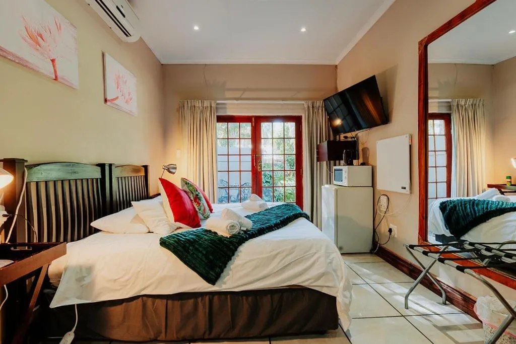 Photo of the whole room, Bed in Riverbank Lodge