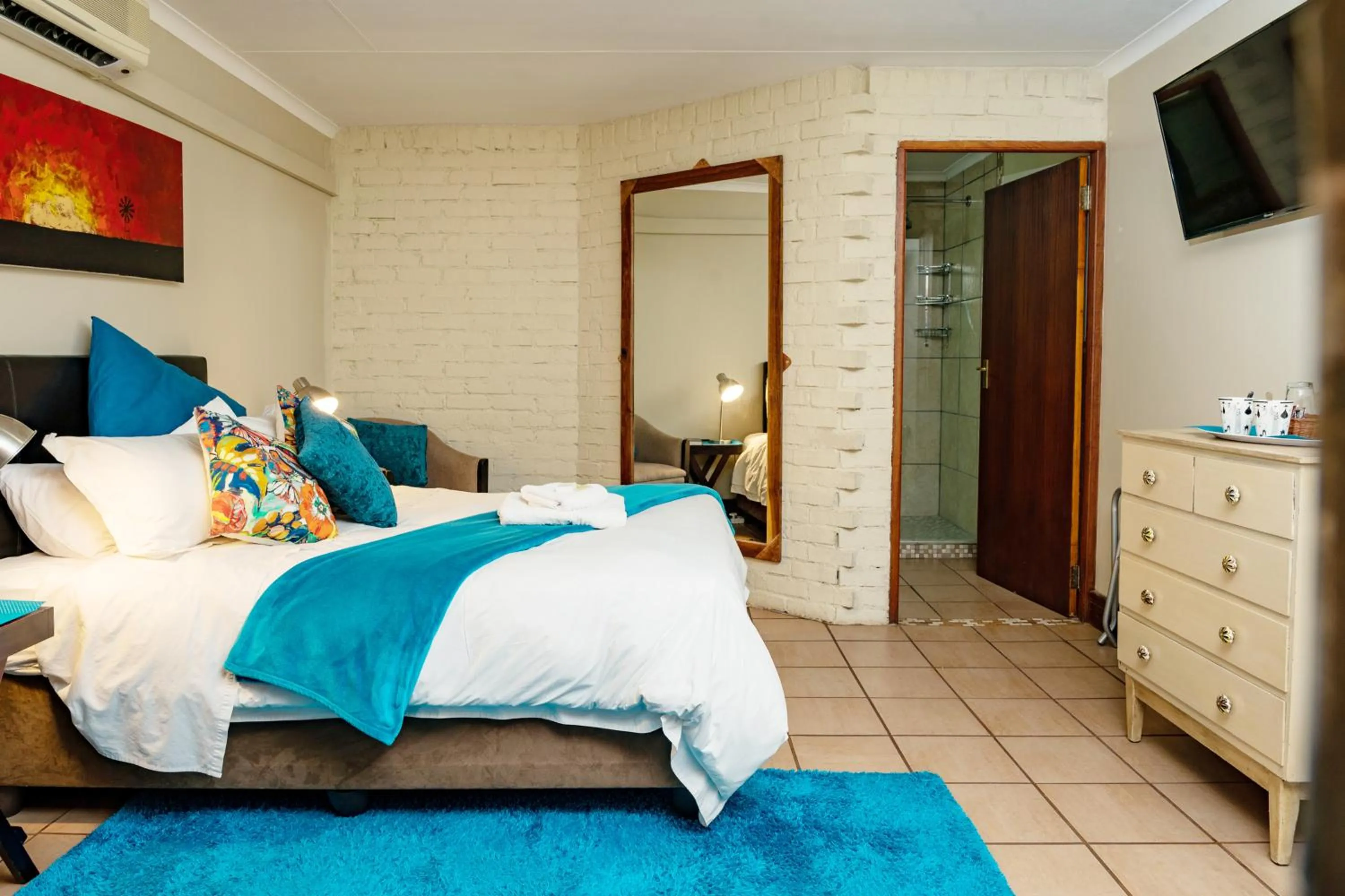 Photo of the whole room, Bed in Riverbank Lodge