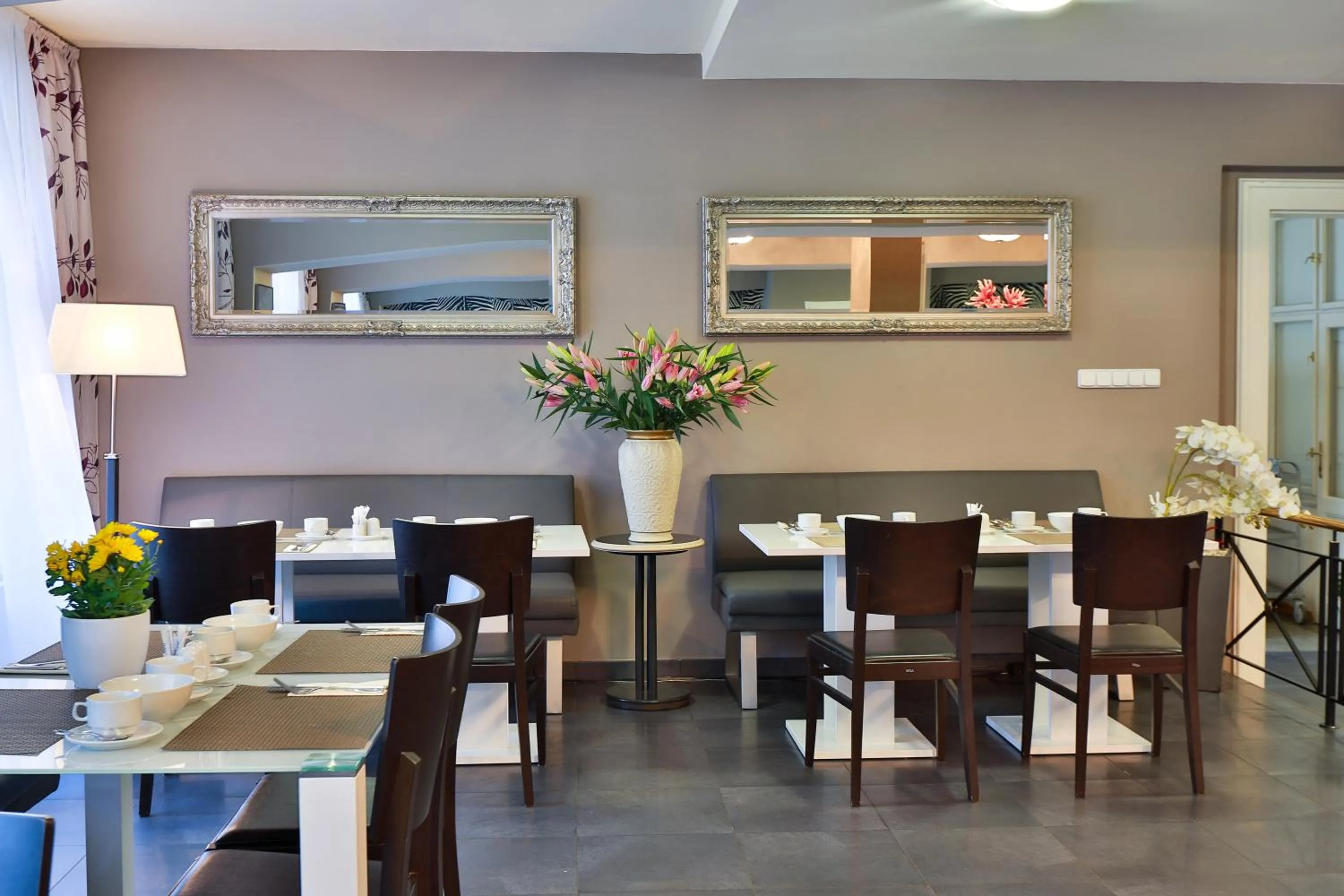 Restaurant/places to eat in Elysee Hotel