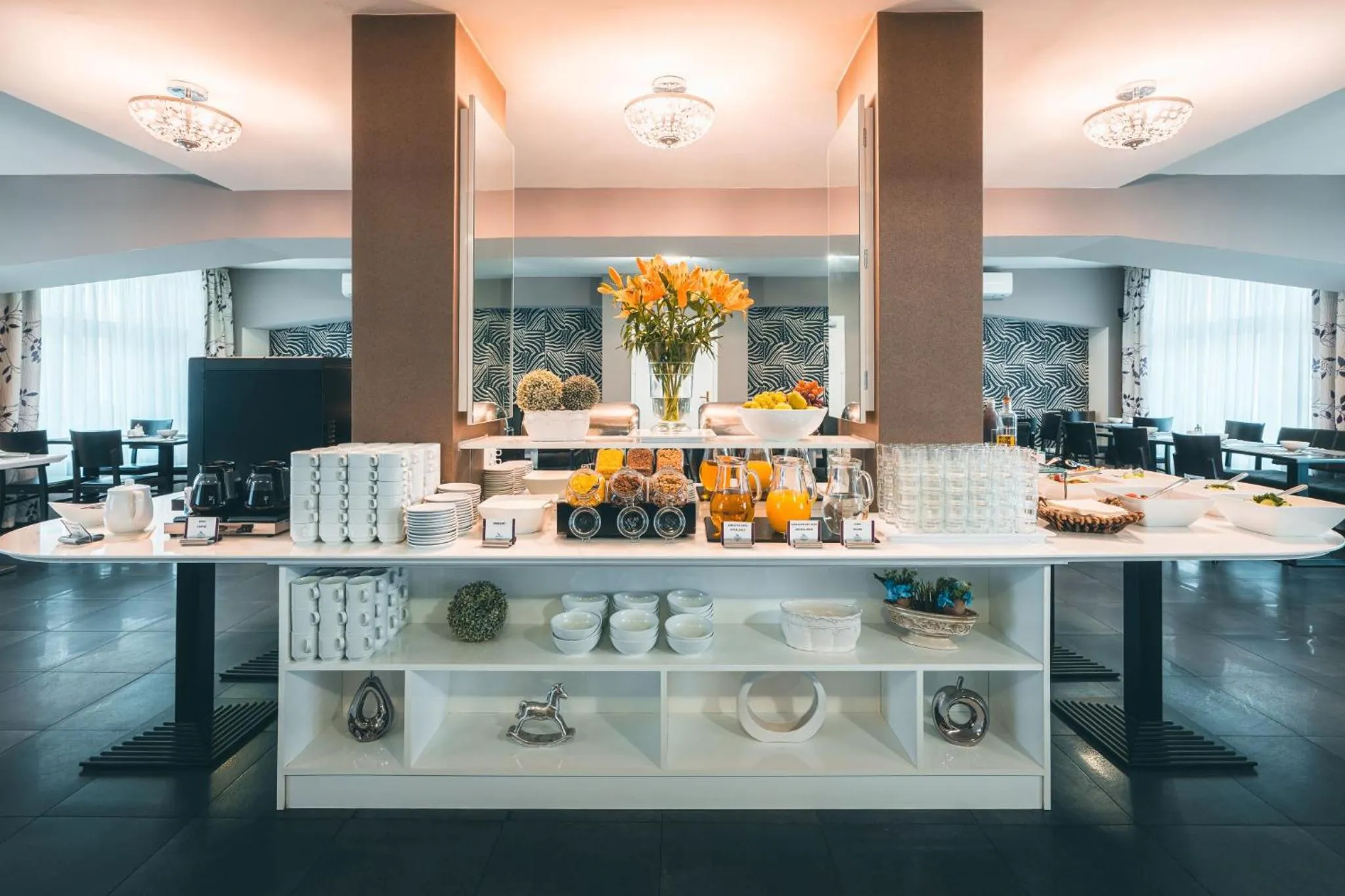 Restaurant/places to eat in Elysee Hotel