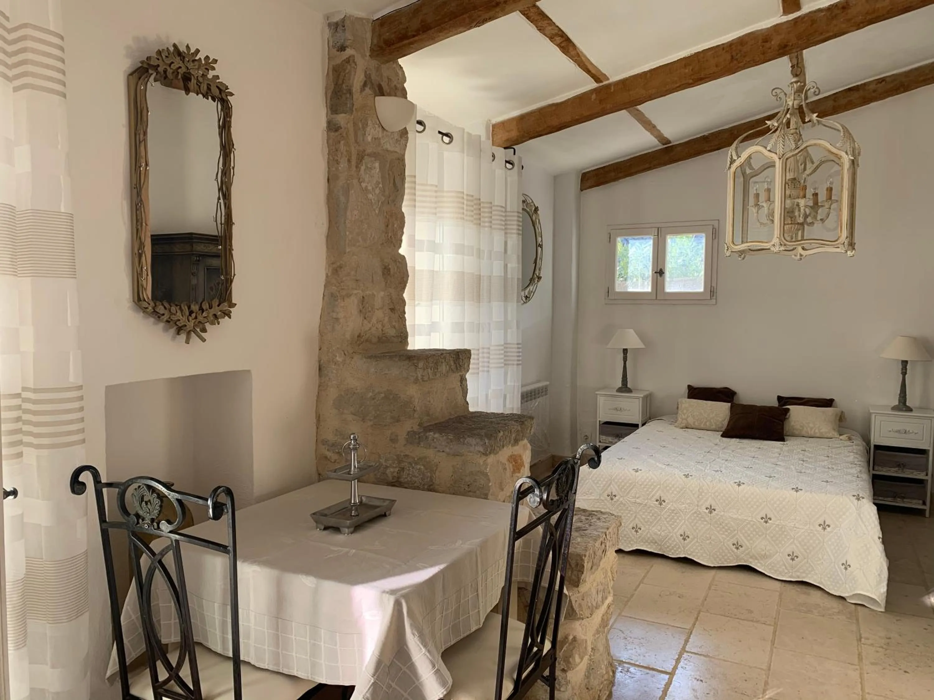 Bed in le mas des roses 1884