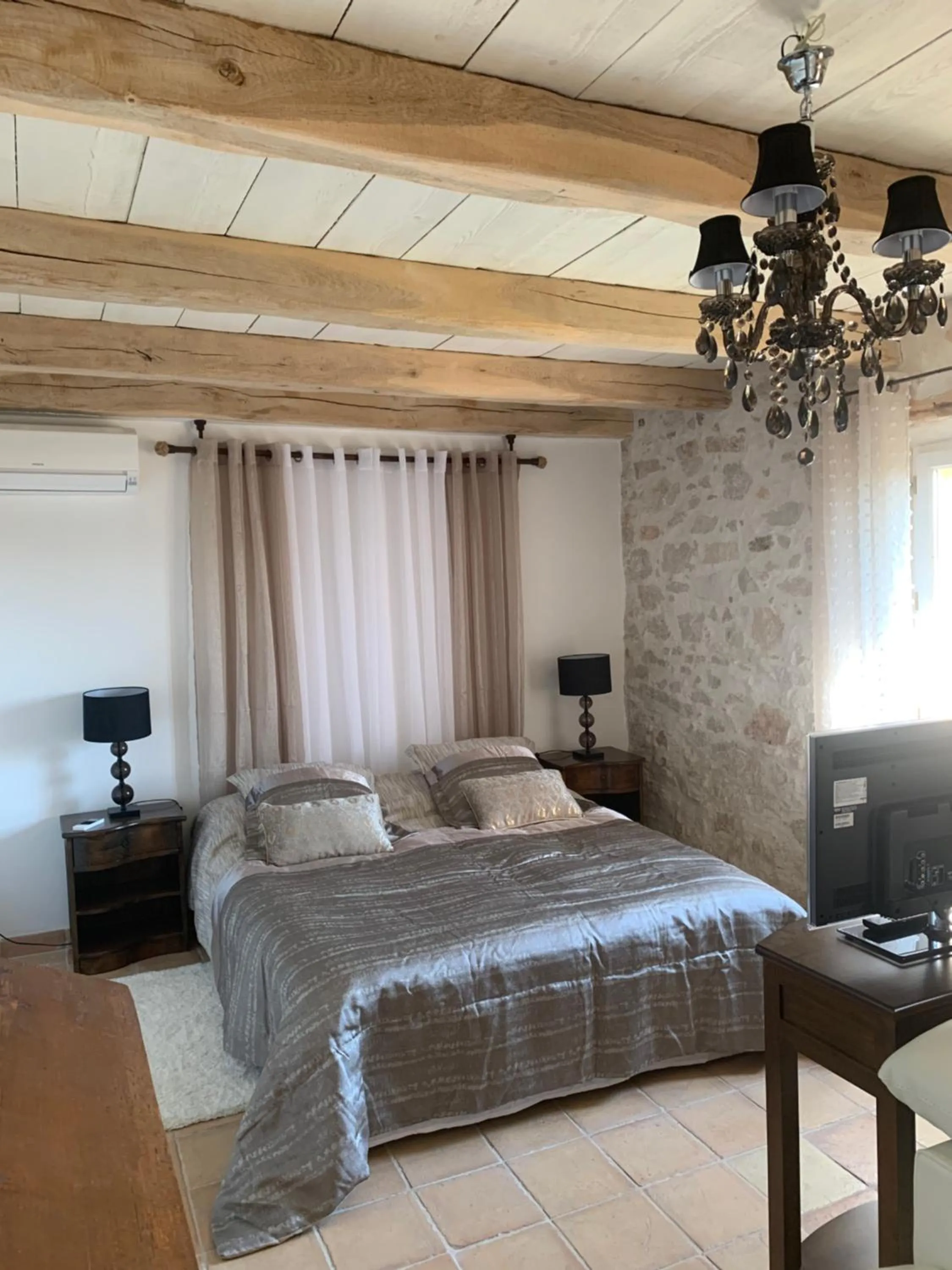 Bed in le mas des roses 1884