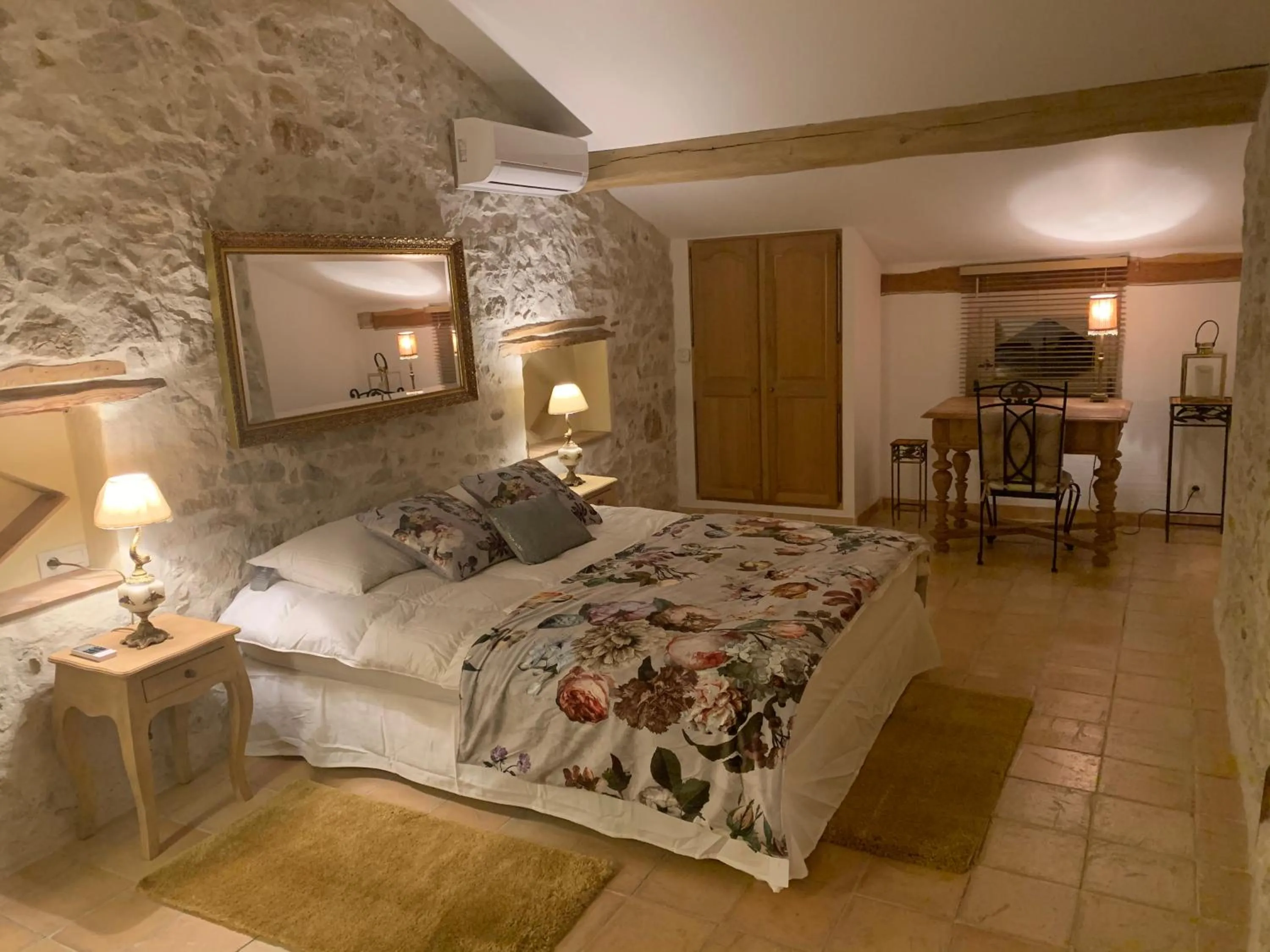 Bed in le mas des roses 1884