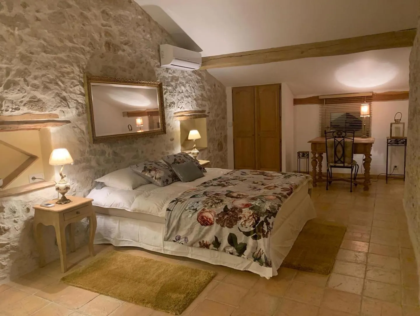 Bed in le mas des roses 1884