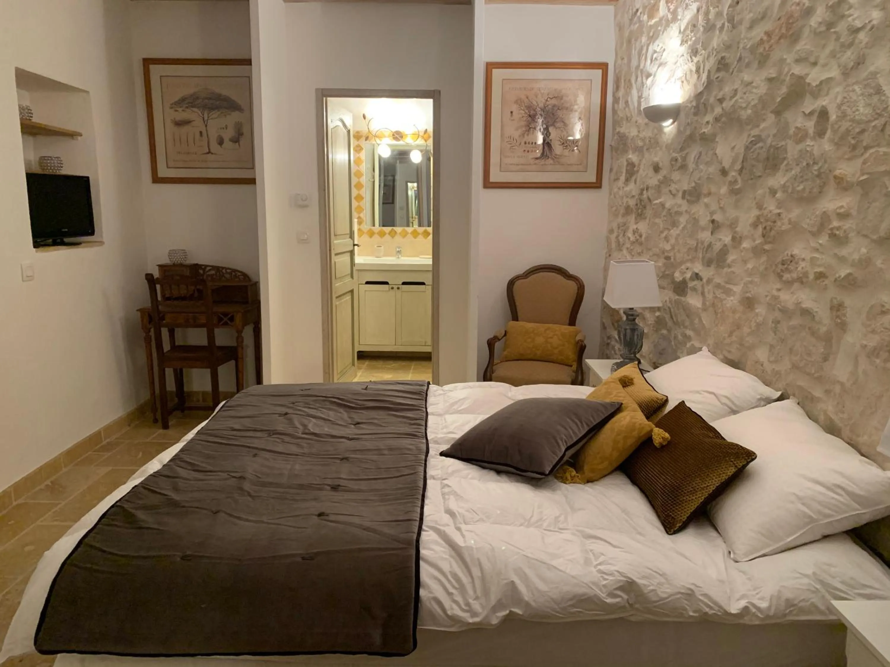 Bed in le mas des roses 1884