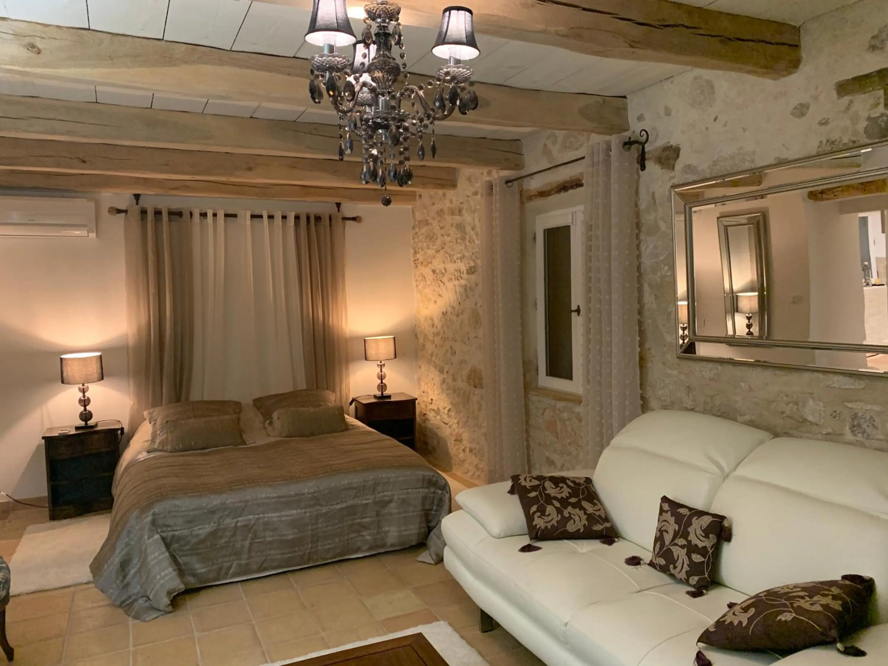 Bed in le mas des roses 1884