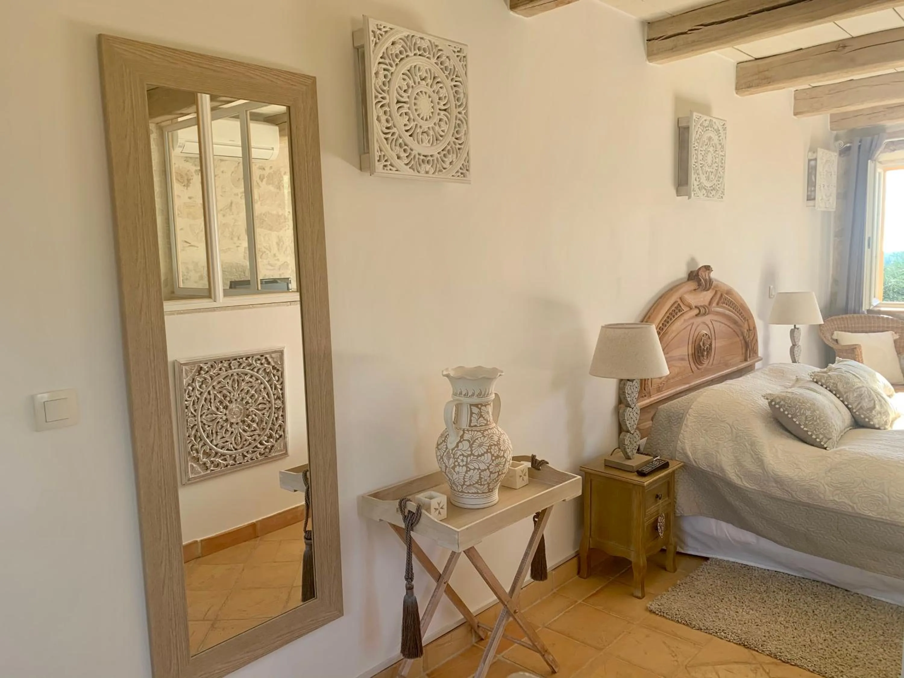 Bed in le mas des roses 1884