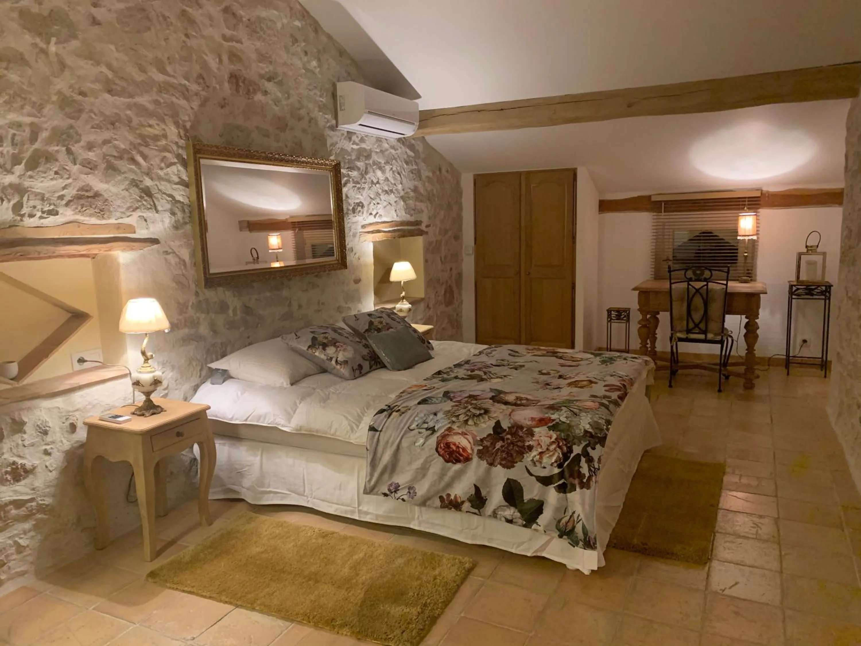 Bed in le mas des roses 1884