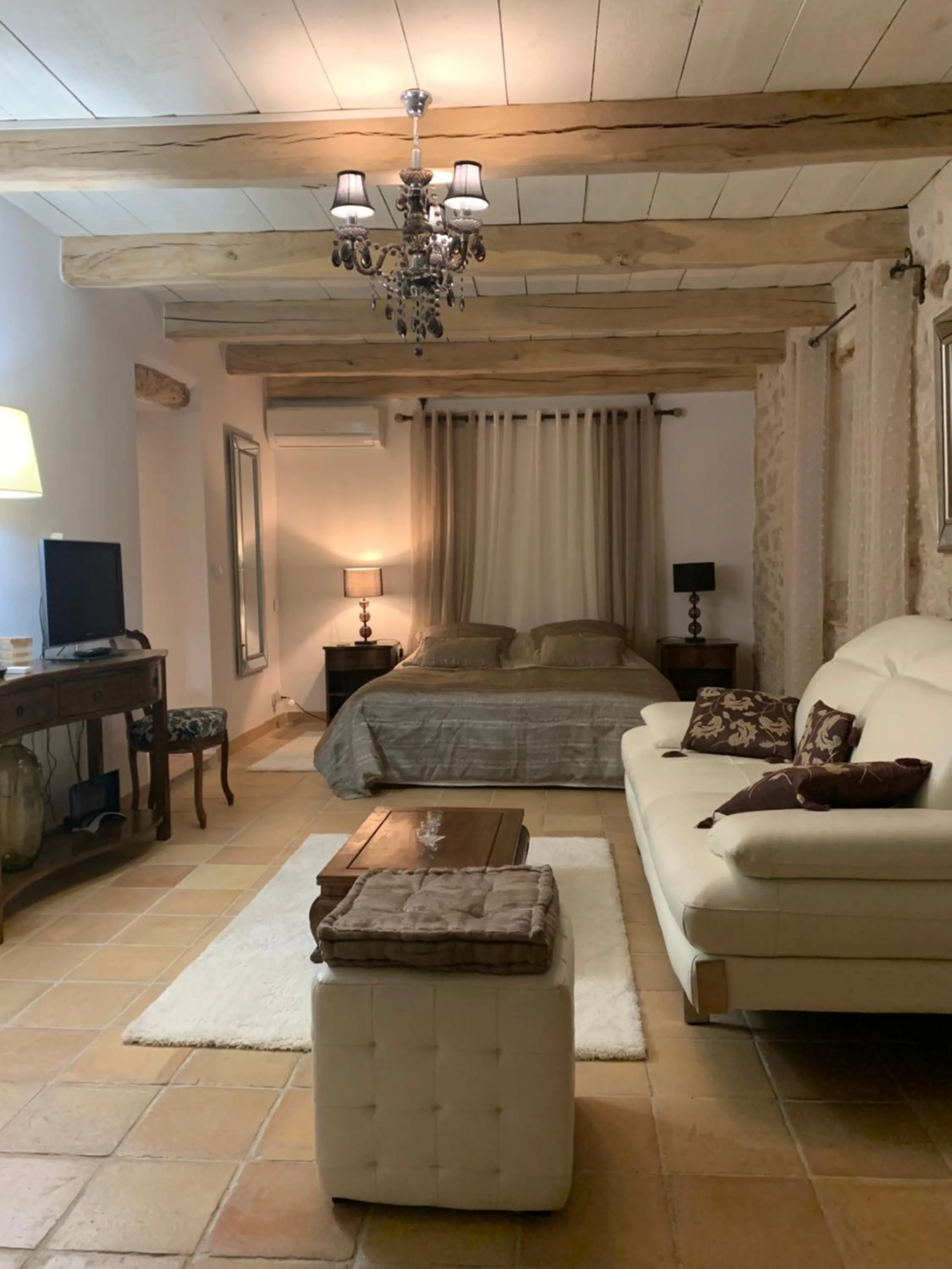 Bed in le mas des roses 1884