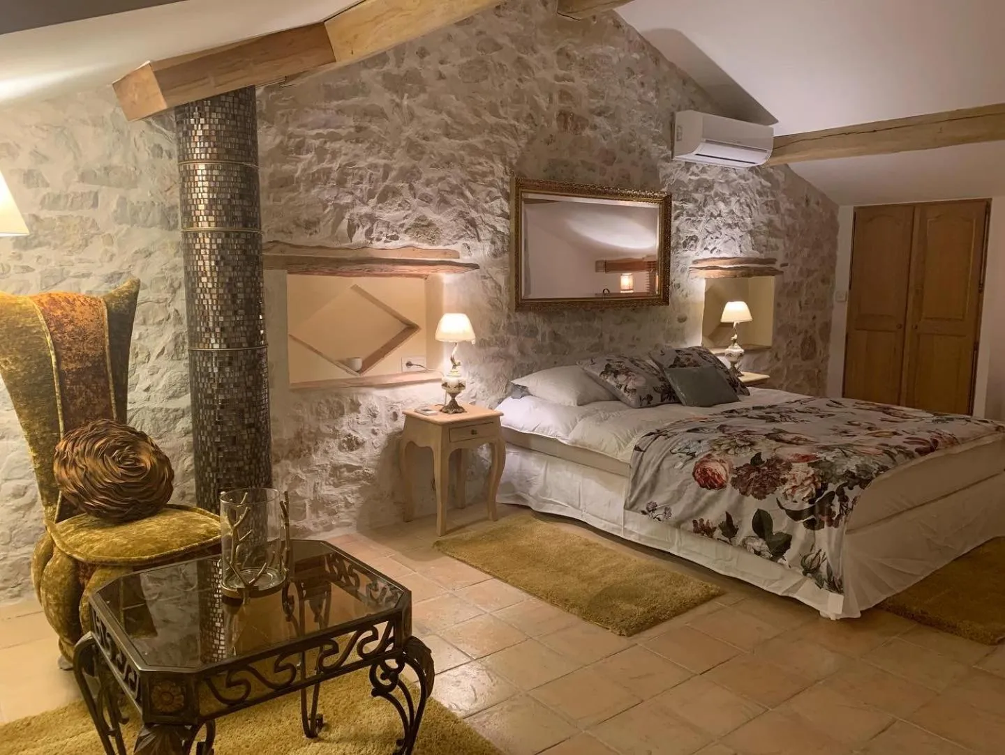 Bed in le mas des roses 1884