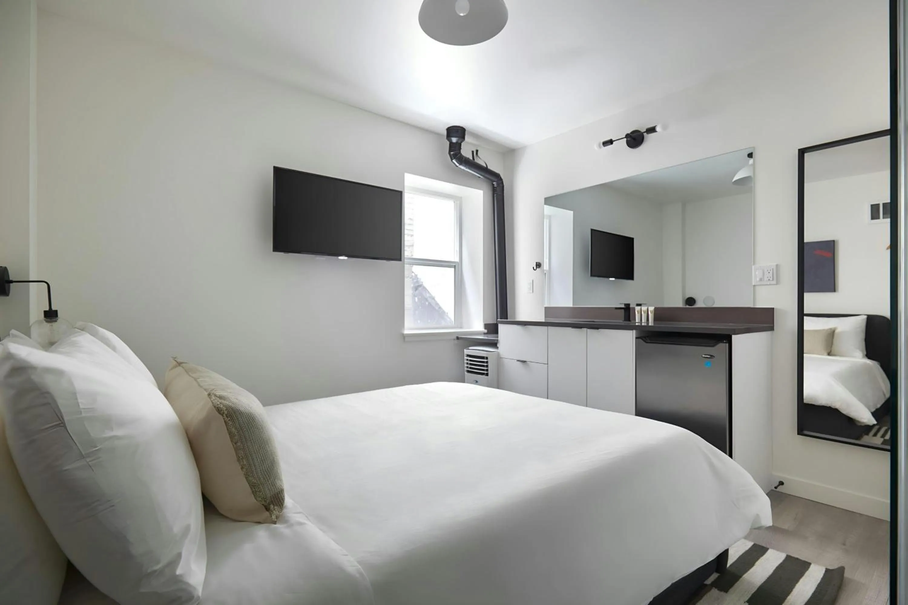 Bedroom, Bed in The Boylston Hotel Capitol Hill, Sonder by Marriott Bonvoy