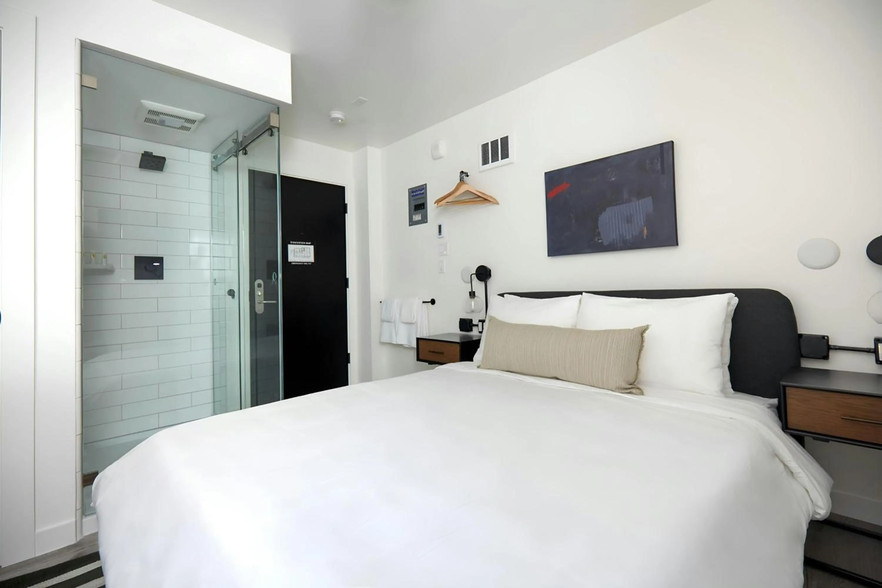 Bedroom, Bed in The Boylston Hotel Capitol Hill, Sonder by Marriott Bonvoy