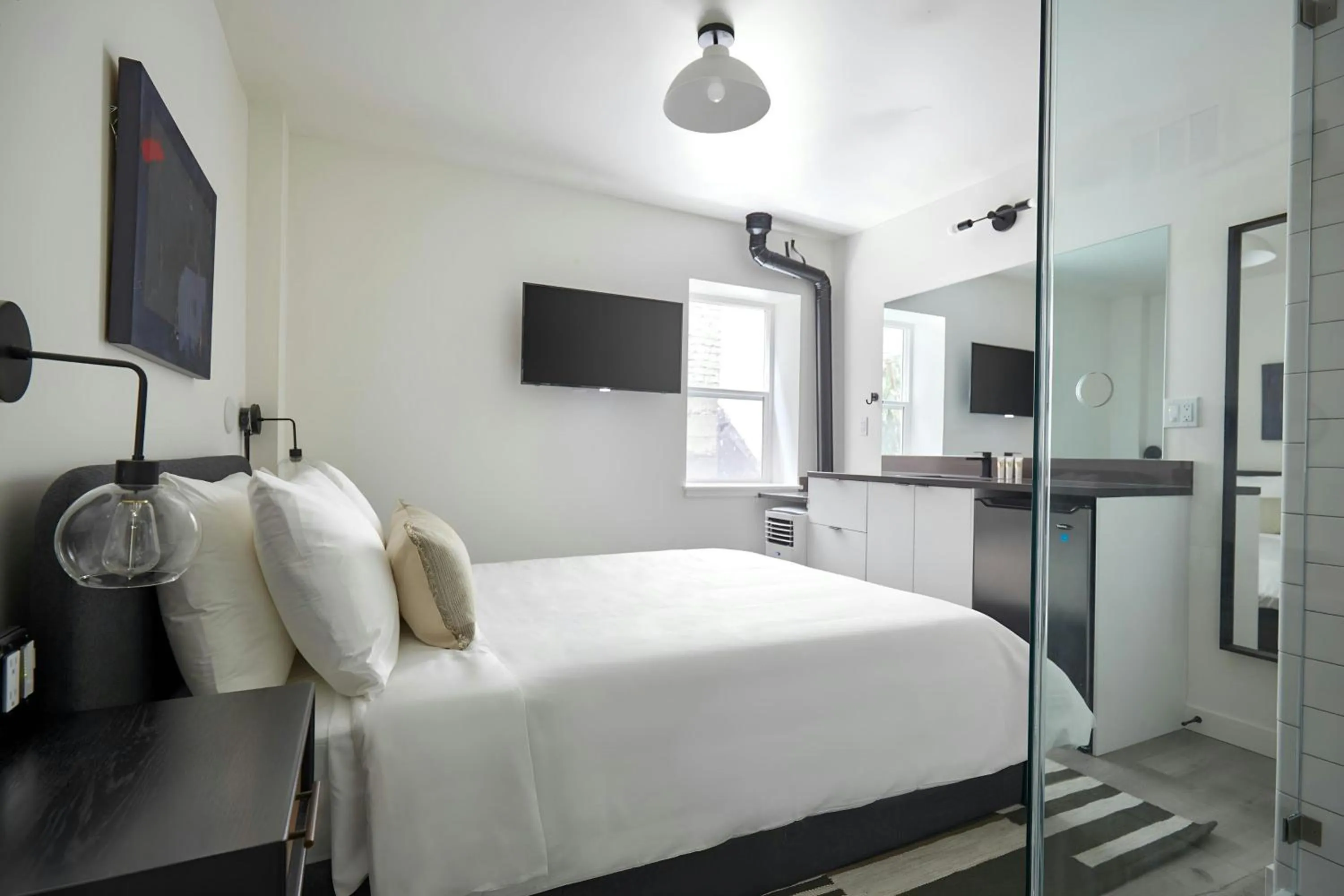 Bedroom, Bed in The Boylston Hotel Capitol Hill, Sonder by Marriott Bonvoy