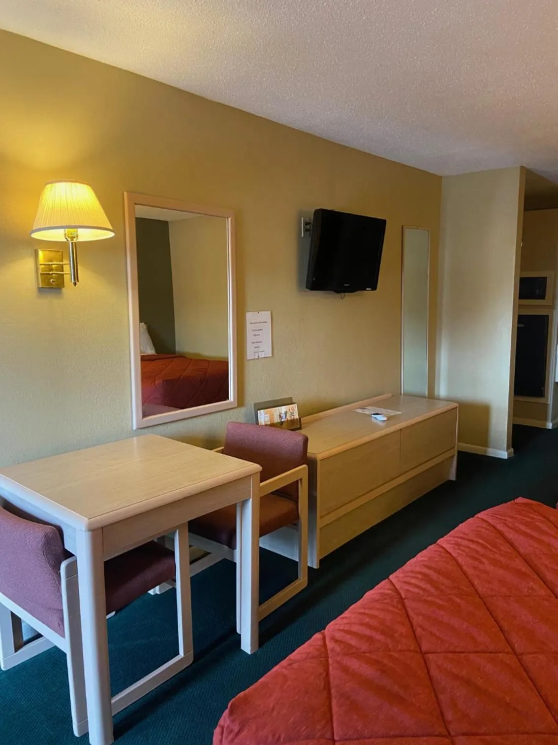 Bed in Americas Best Value Inn (Meridian)