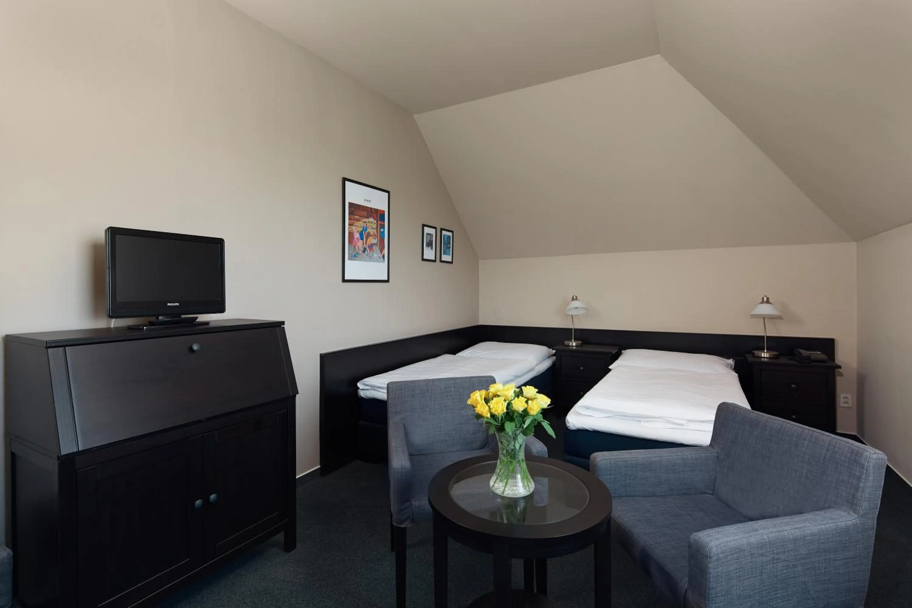 Property building, Bed in Hotel Tulipan Pruhonice