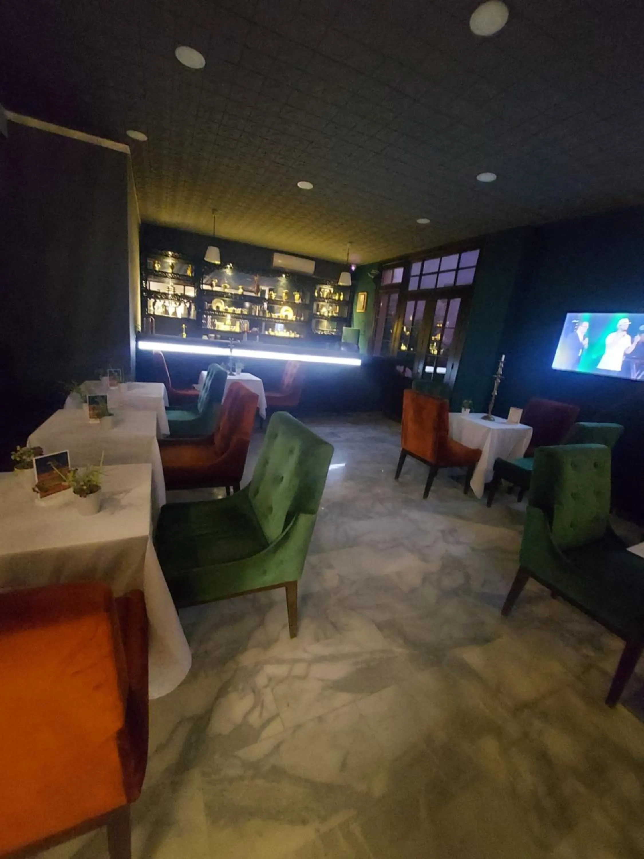 Restaurant/places to eat in Amor Hotel