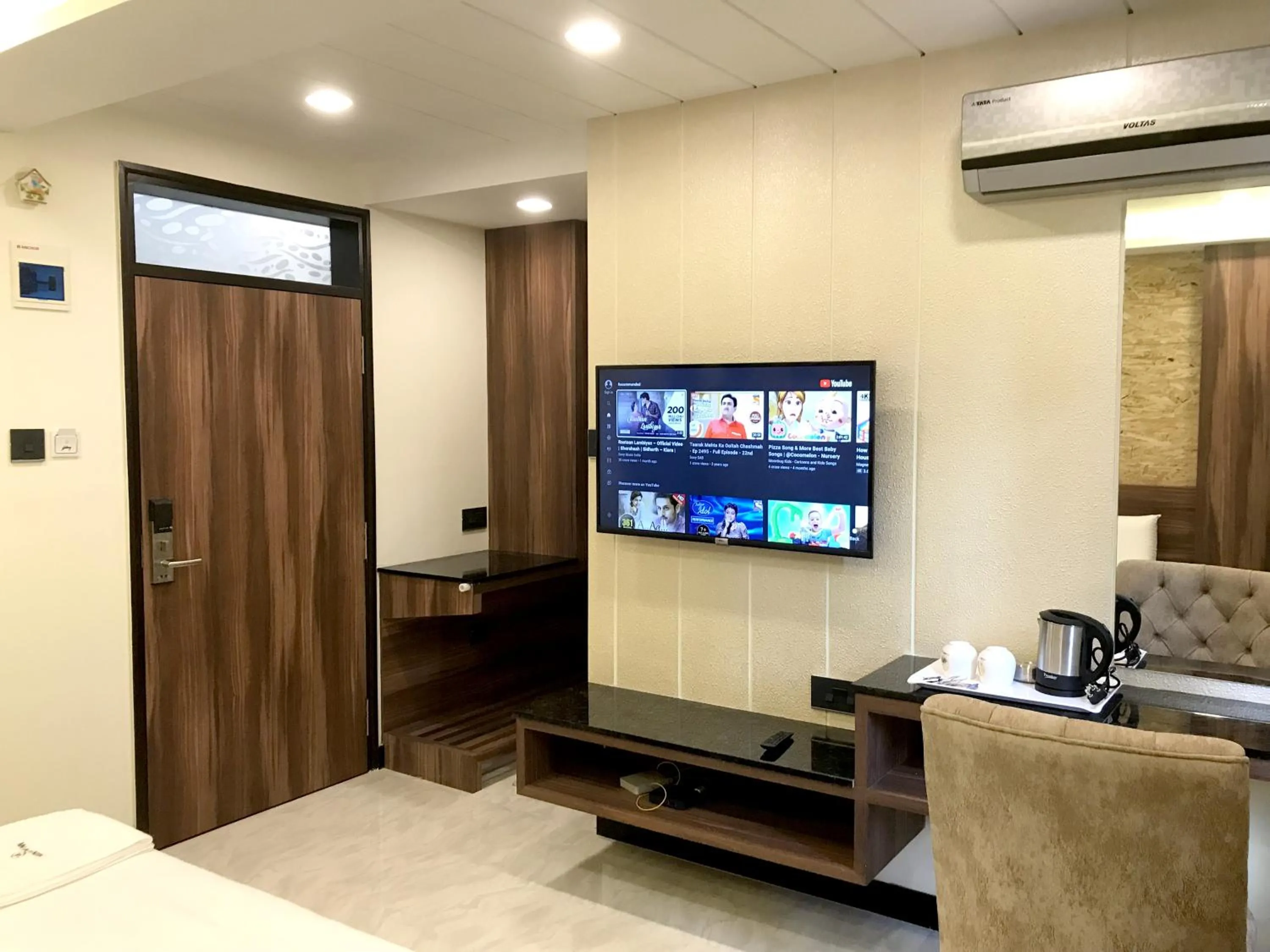 Communal lounge/ TV room in Meenakshi Inn