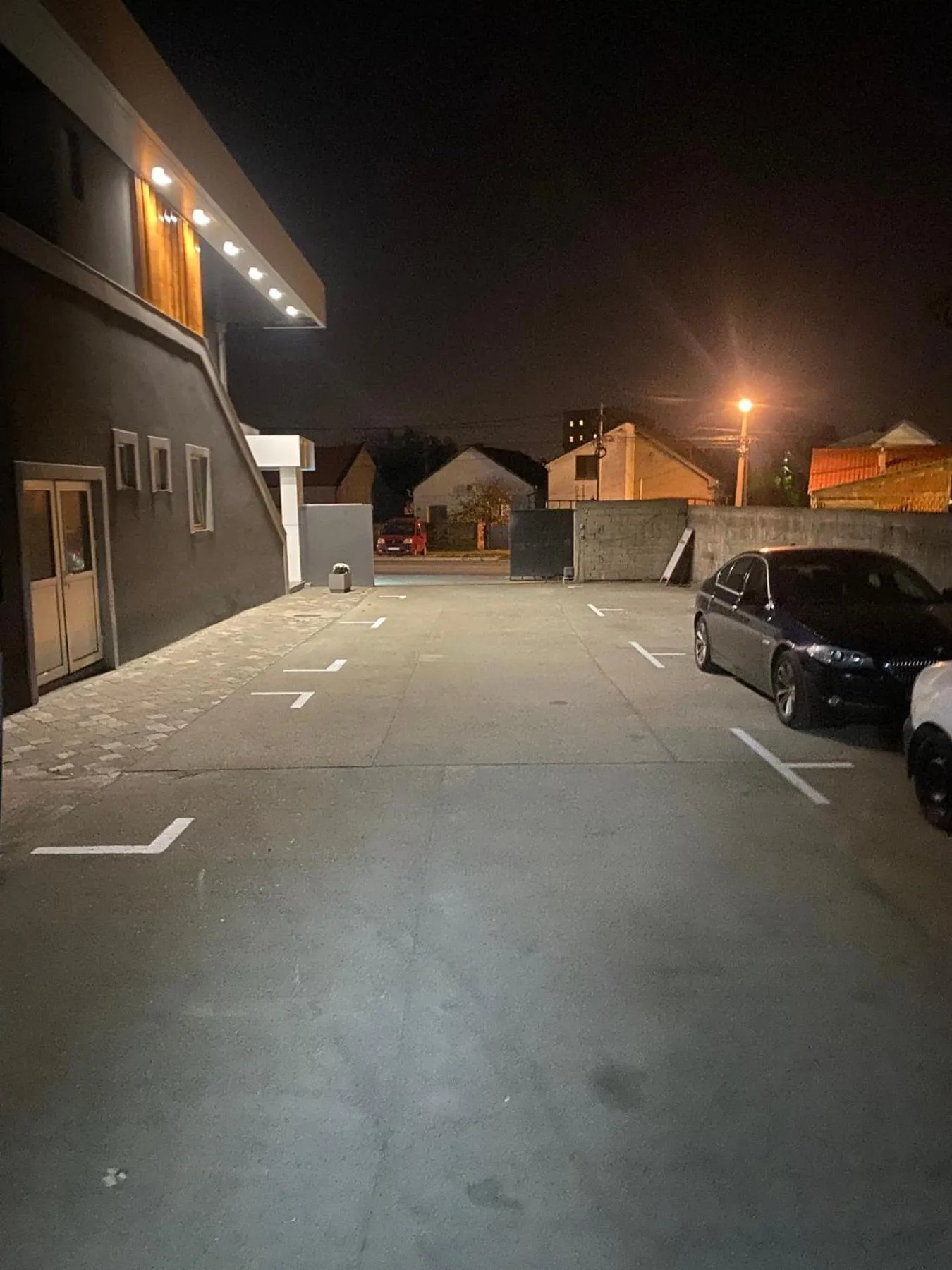 Parking in Dona, Altina