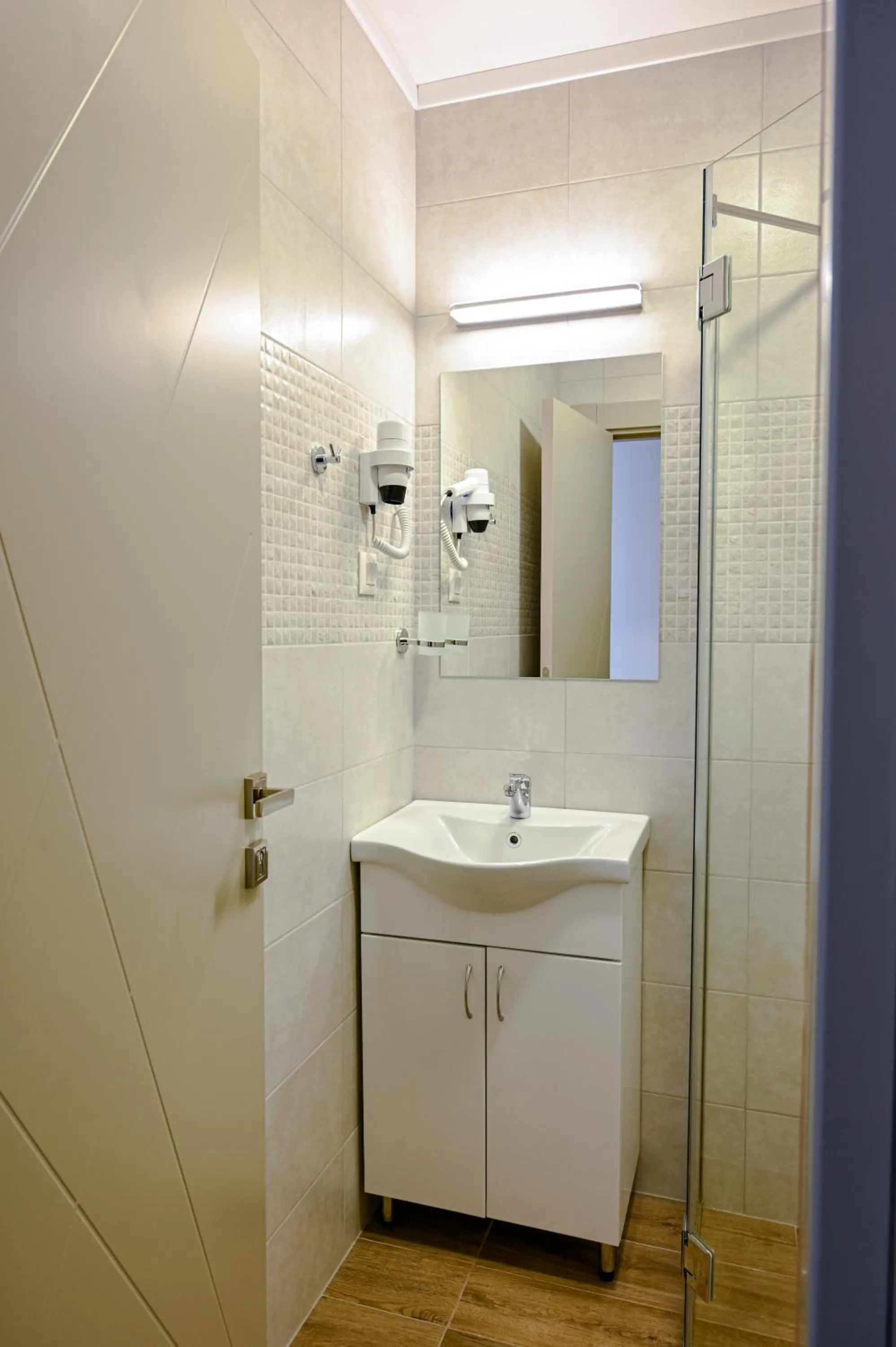 Shower in Dona, Altina