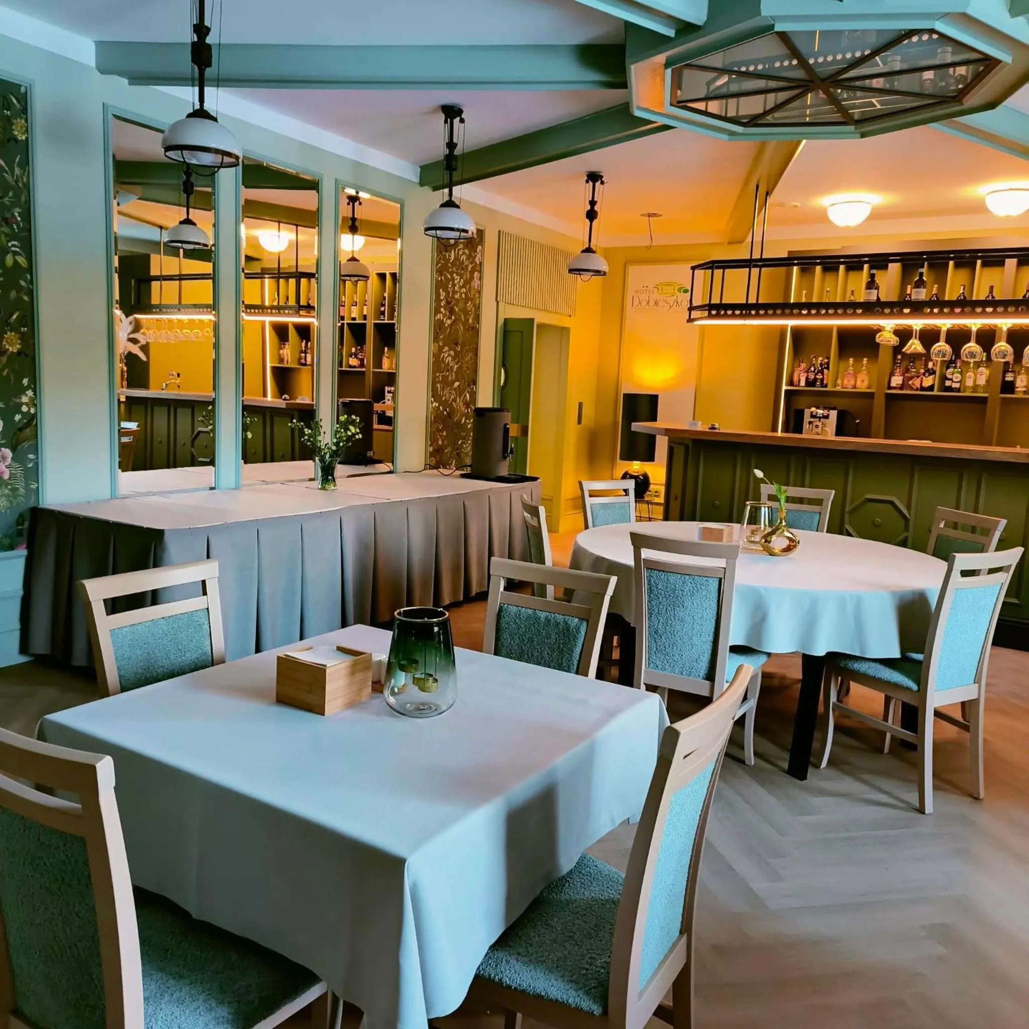 Restaurant/places to eat in Hotel w Dobieszkowie