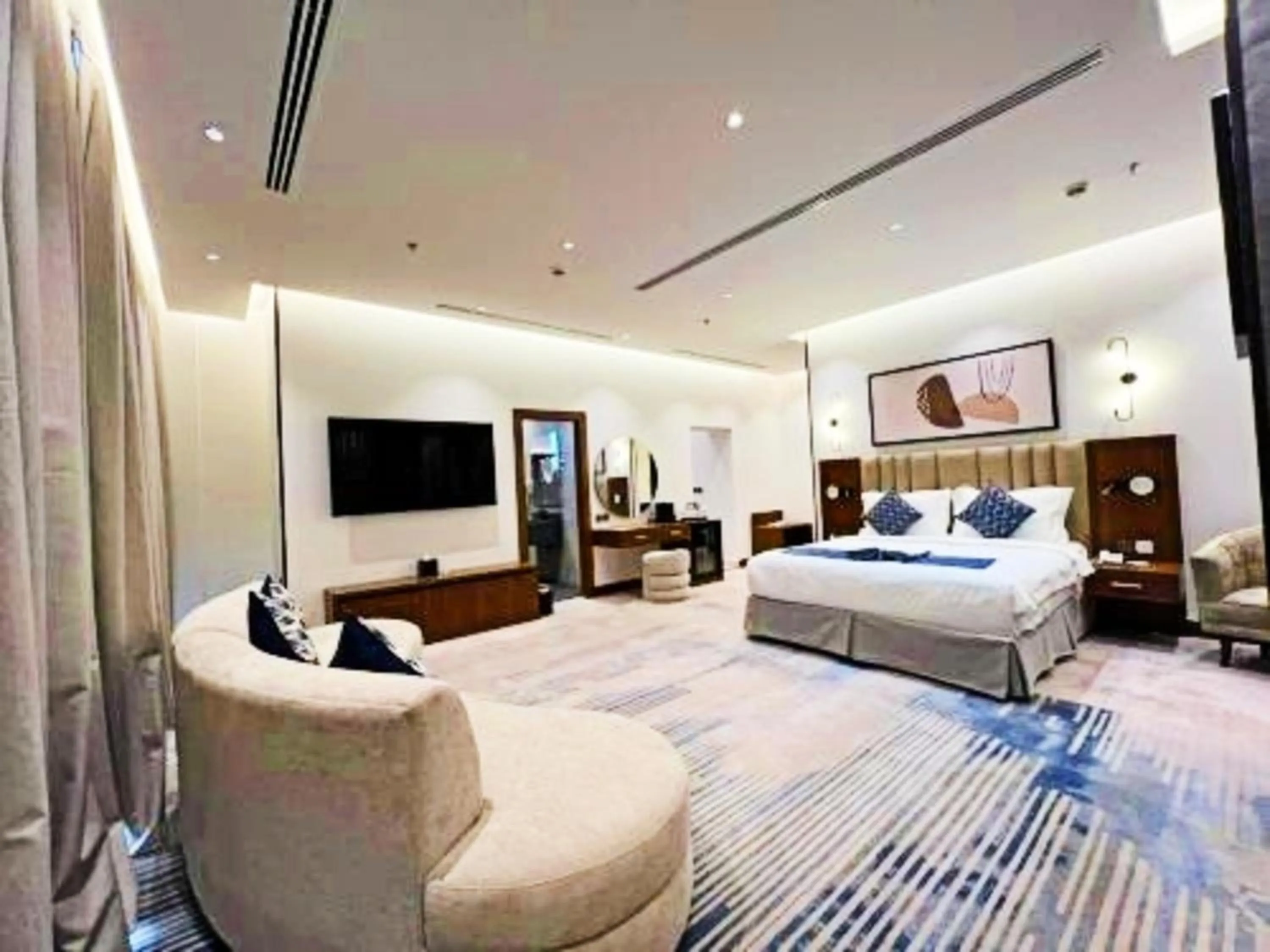 Photo of the whole room, Bed in Sunday Luxury Central formerly Anan hotel