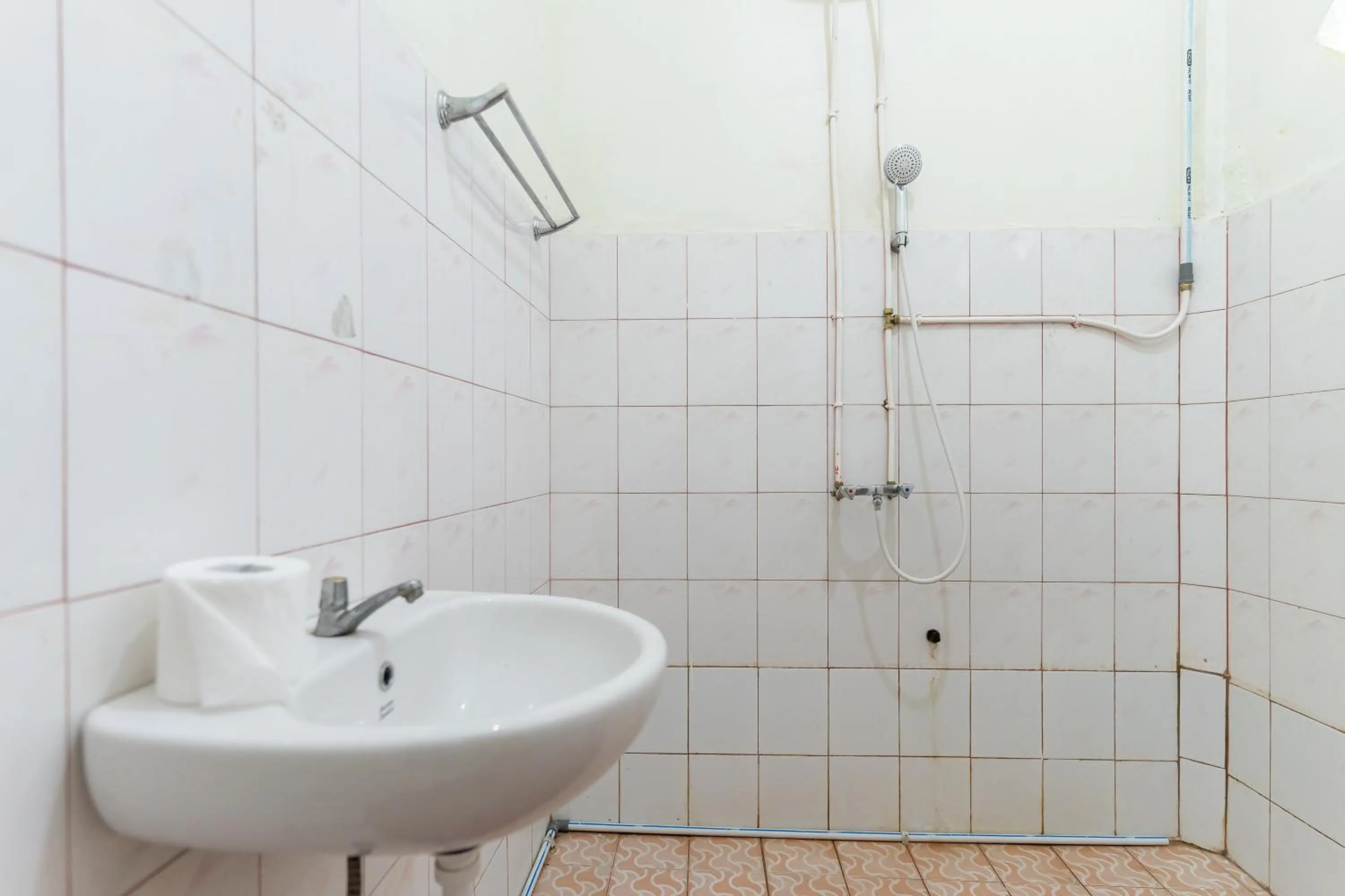 Bathroom in RedDoorz Syariah @ Jalan Jendral Sudirman Jambi