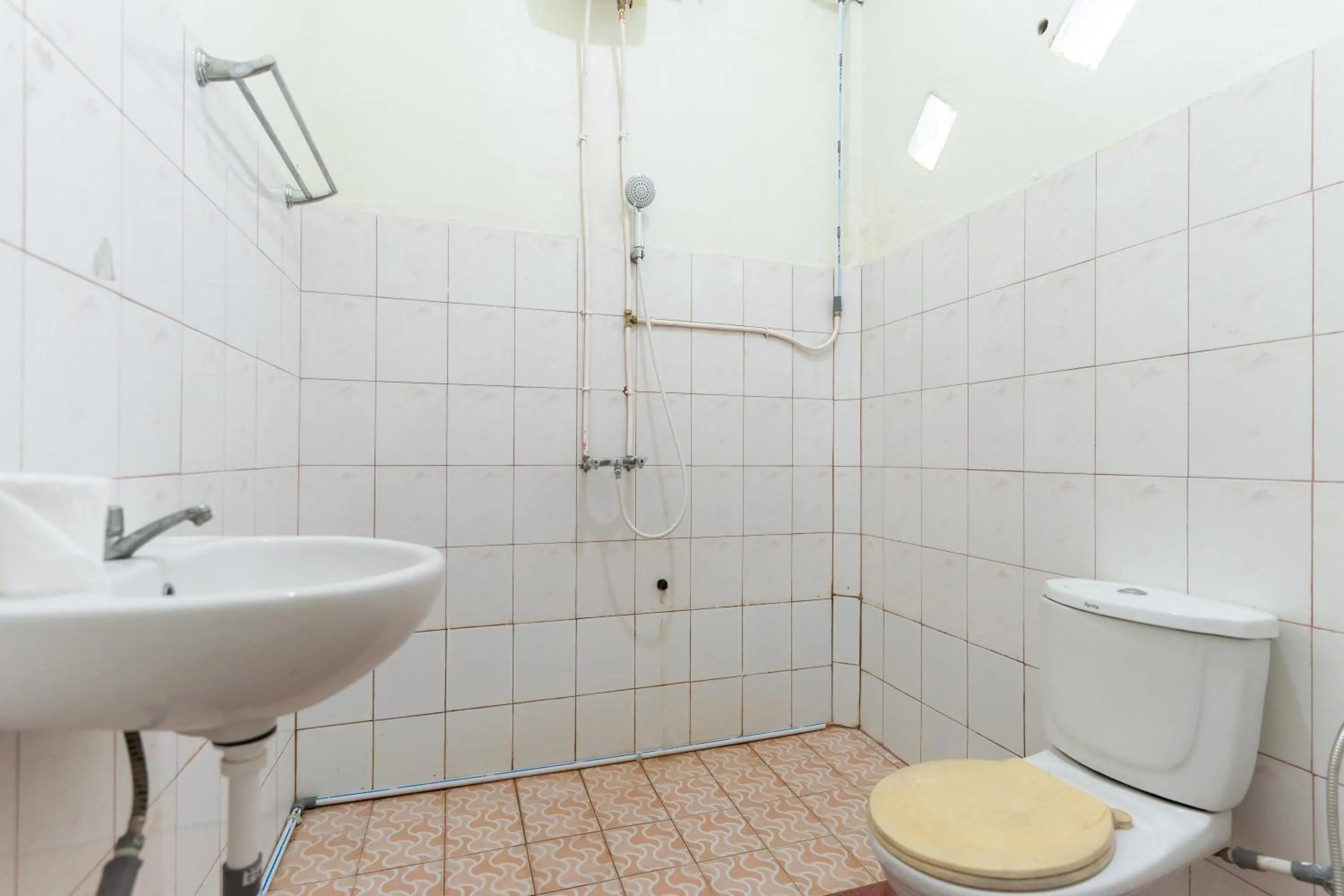 Bathroom in RedDoorz Syariah @ Jalan Jendral Sudirman Jambi