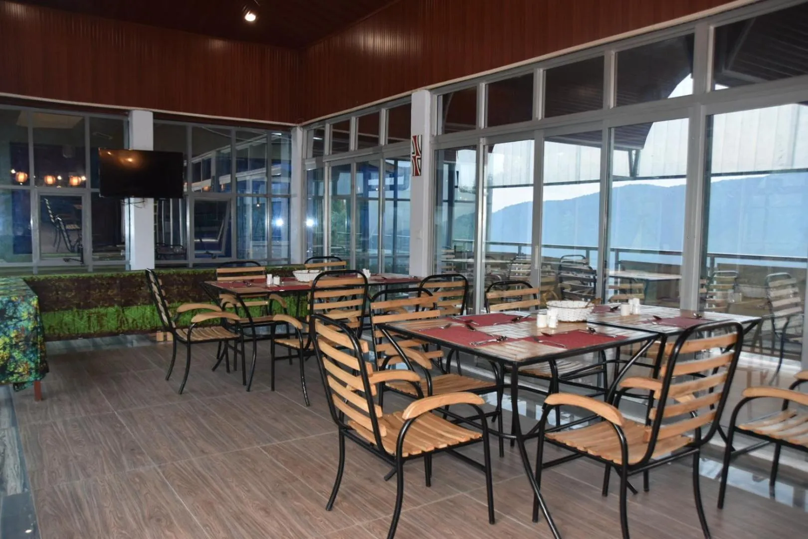 Restaurant/places to eat in Chimpanzee Lodge