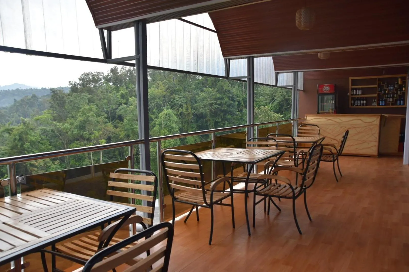 Restaurant/places to eat in Chimpanzee Lodge