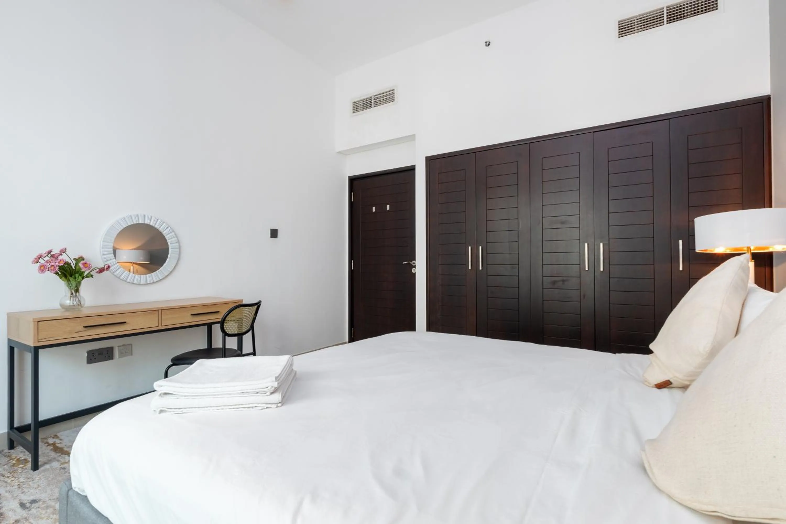 White Sage - Fountain View Stylish Apt With Spacious Terrace