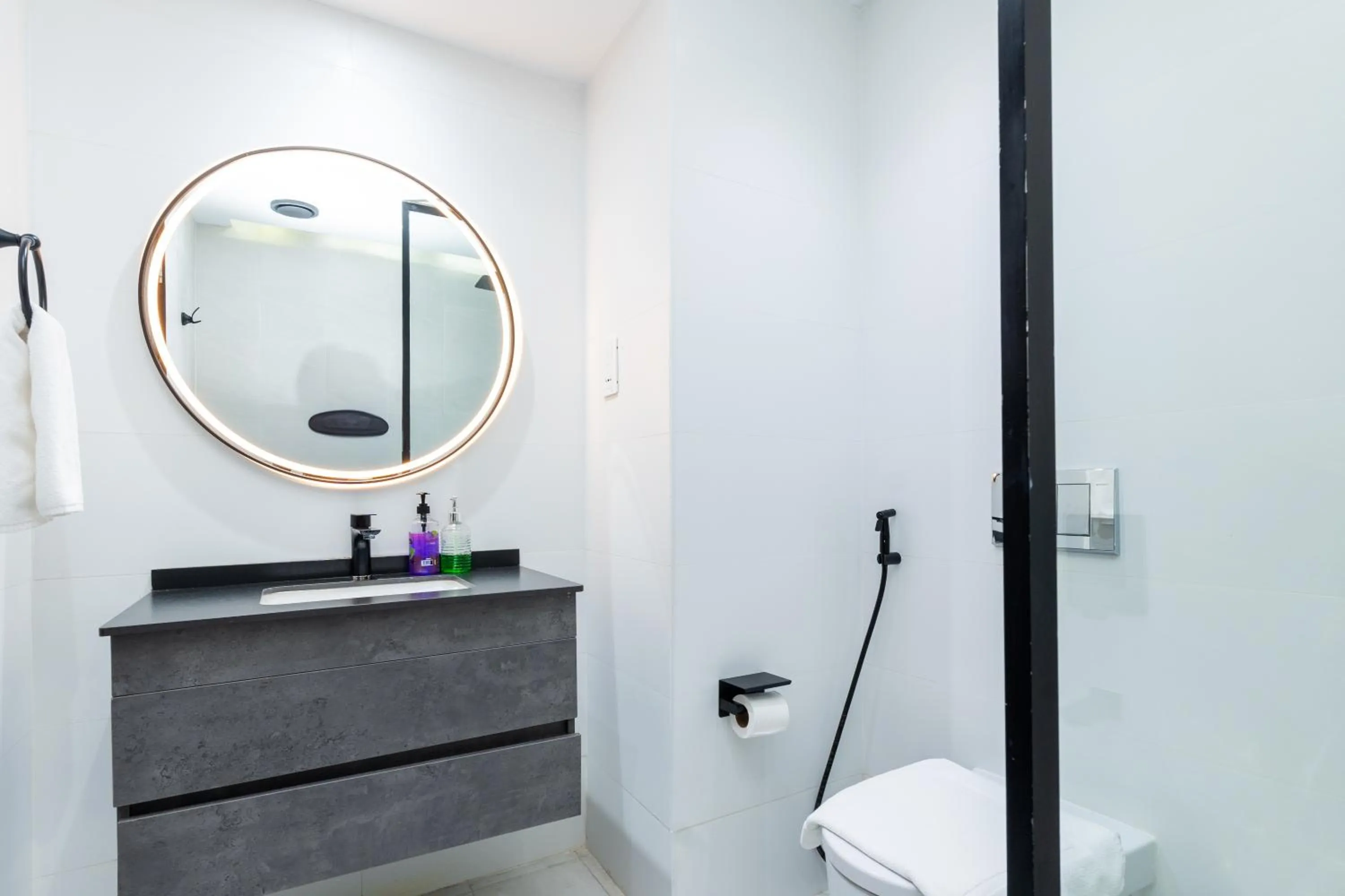 White Sage - Fountain View Stylish Apt With Spacious Terrace