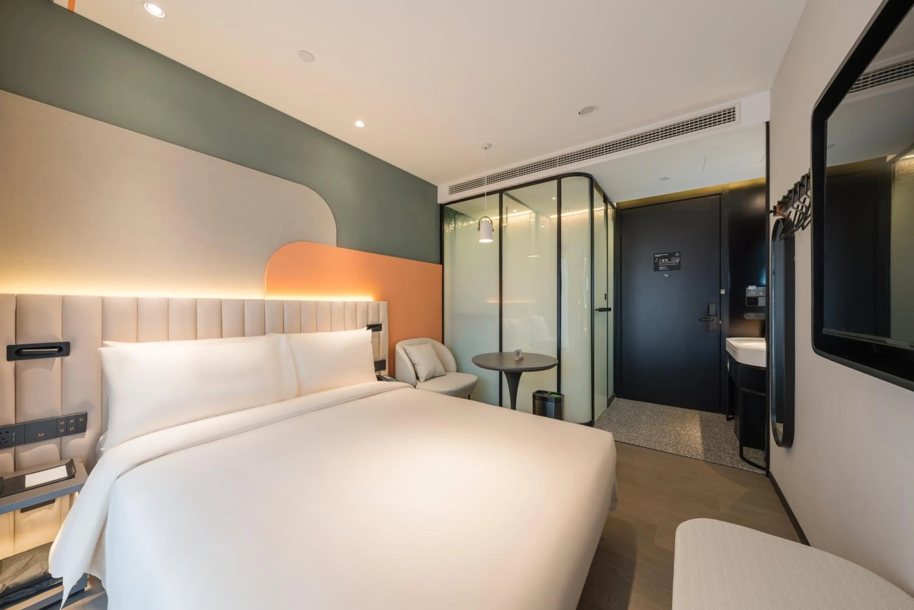 Photo of the whole room, Bed in Atour X Shanghai Jing'an Temple