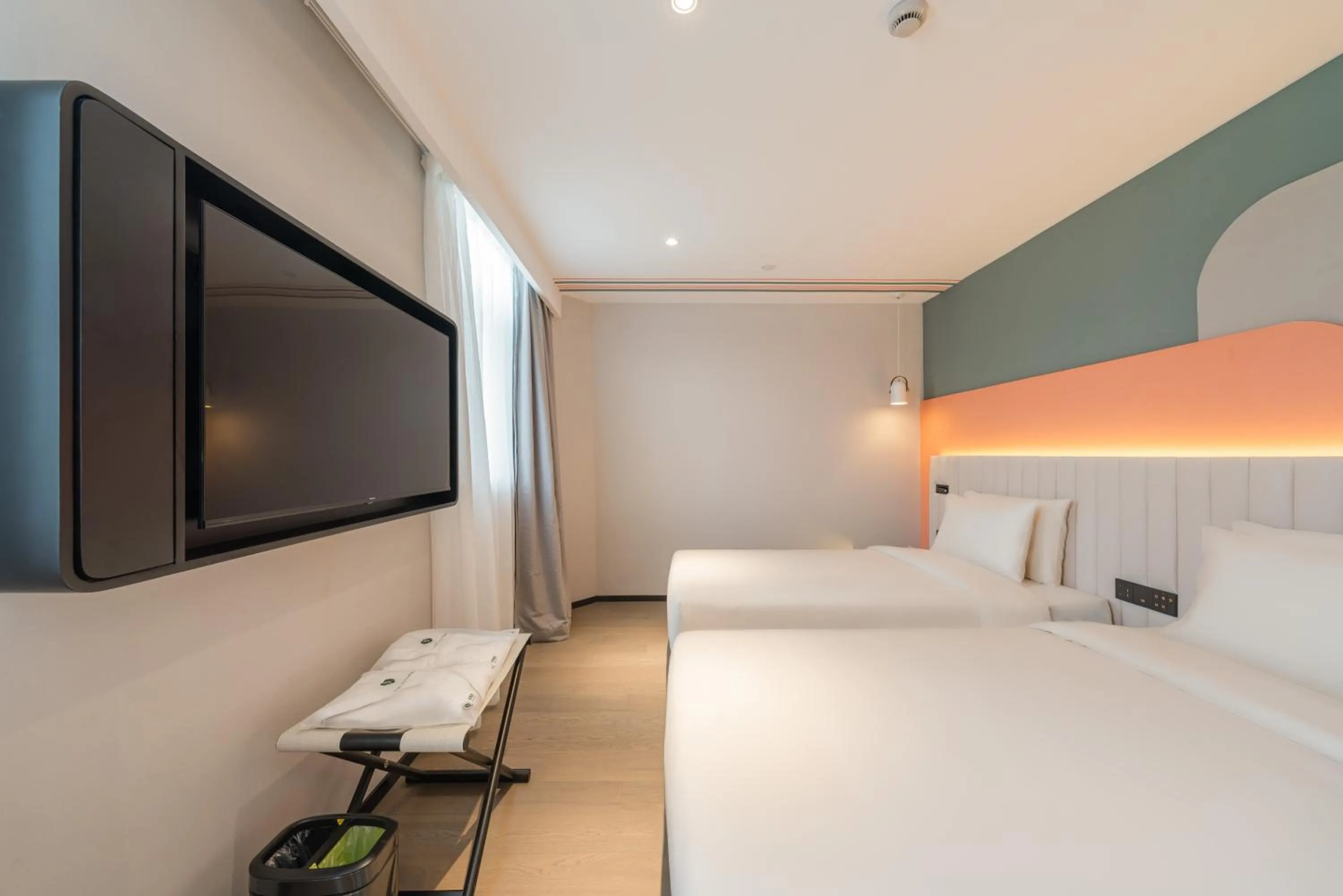 Photo of the whole room, Bed in Atour X Shanghai Jing'an Temple