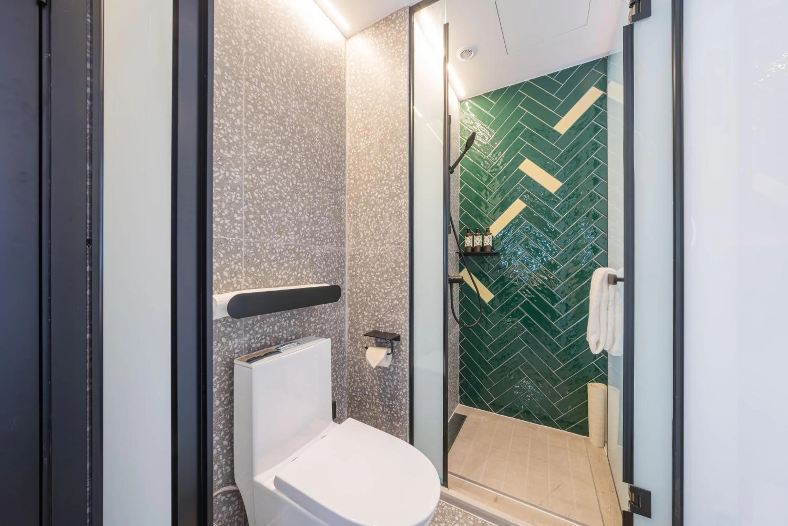 Shower in Atour X Shanghai Jing'an Temple