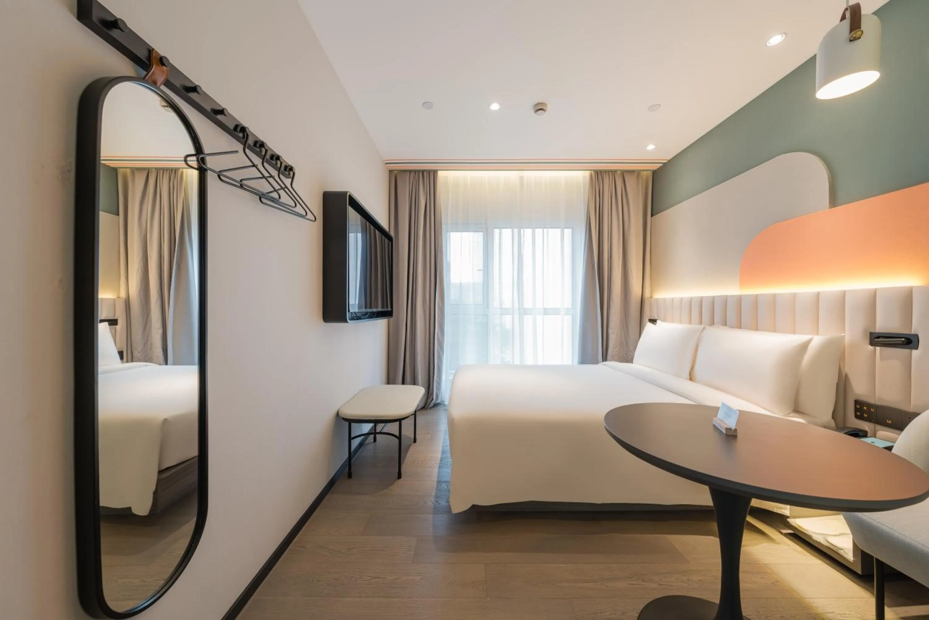 Photo of the whole room, Bed in Atour X Shanghai Jing'an Temple