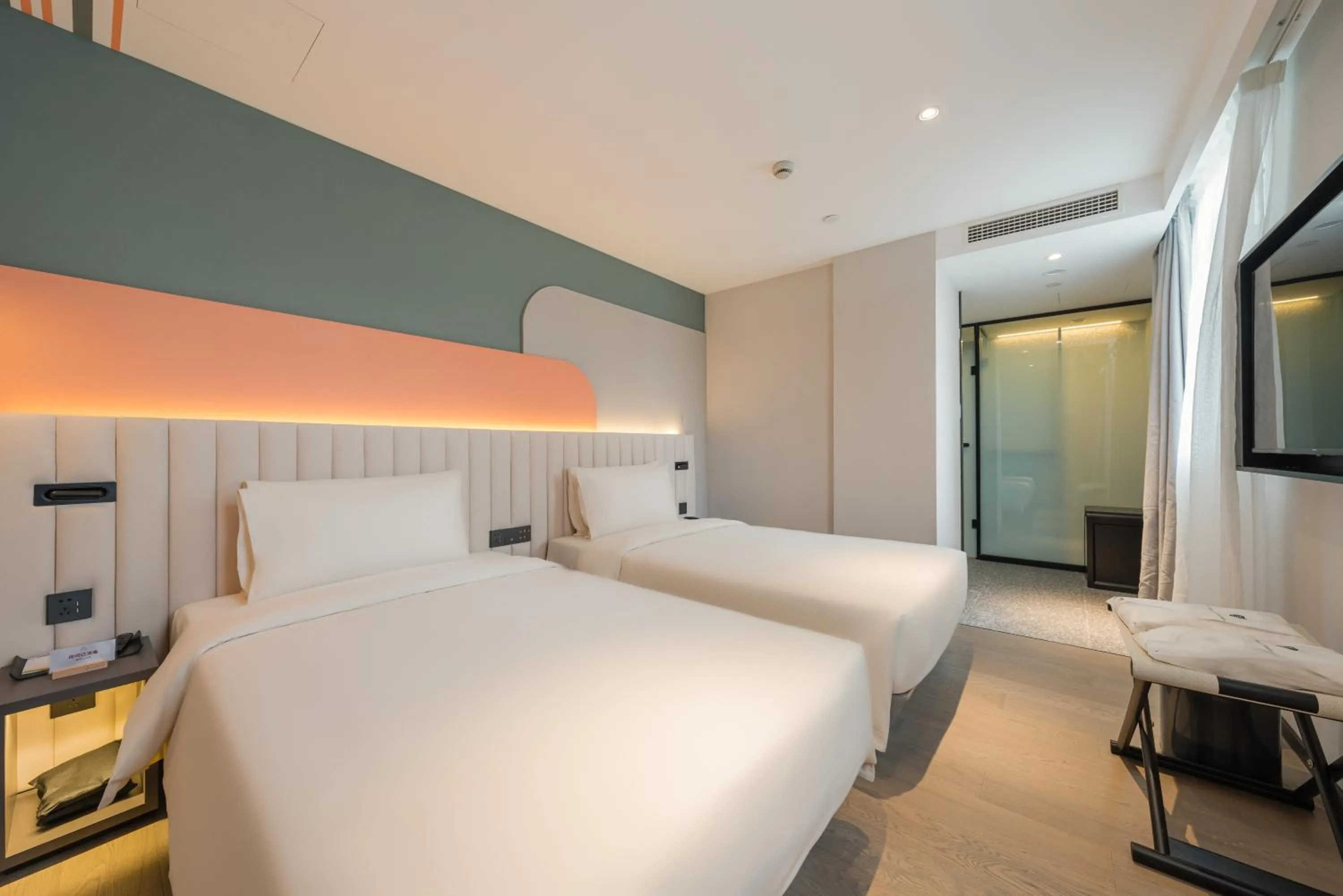 Photo of the whole room, Bed in Atour X Shanghai Jing'an Temple