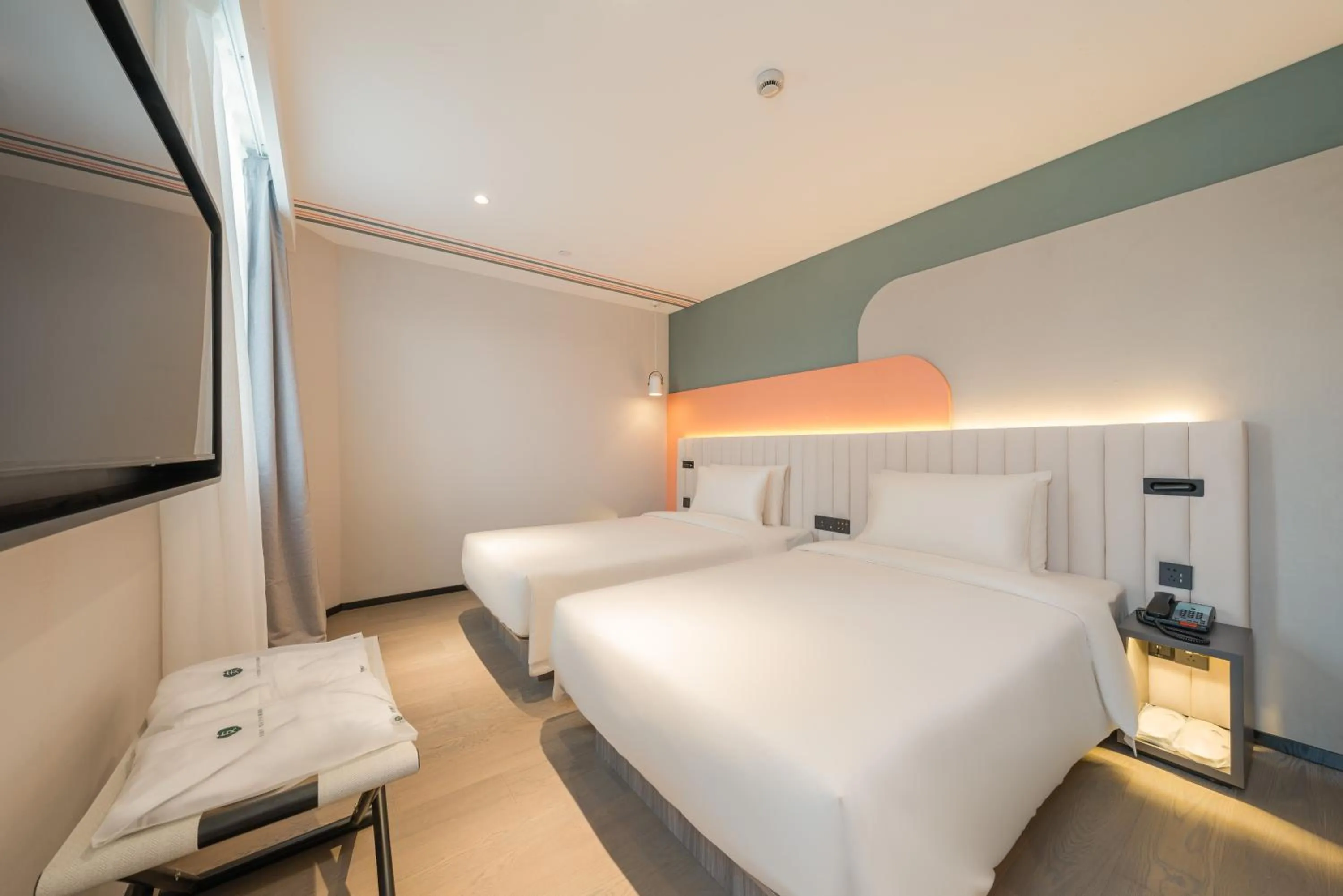 Photo of the whole room, Bed in Atour X Shanghai Jing'an Temple