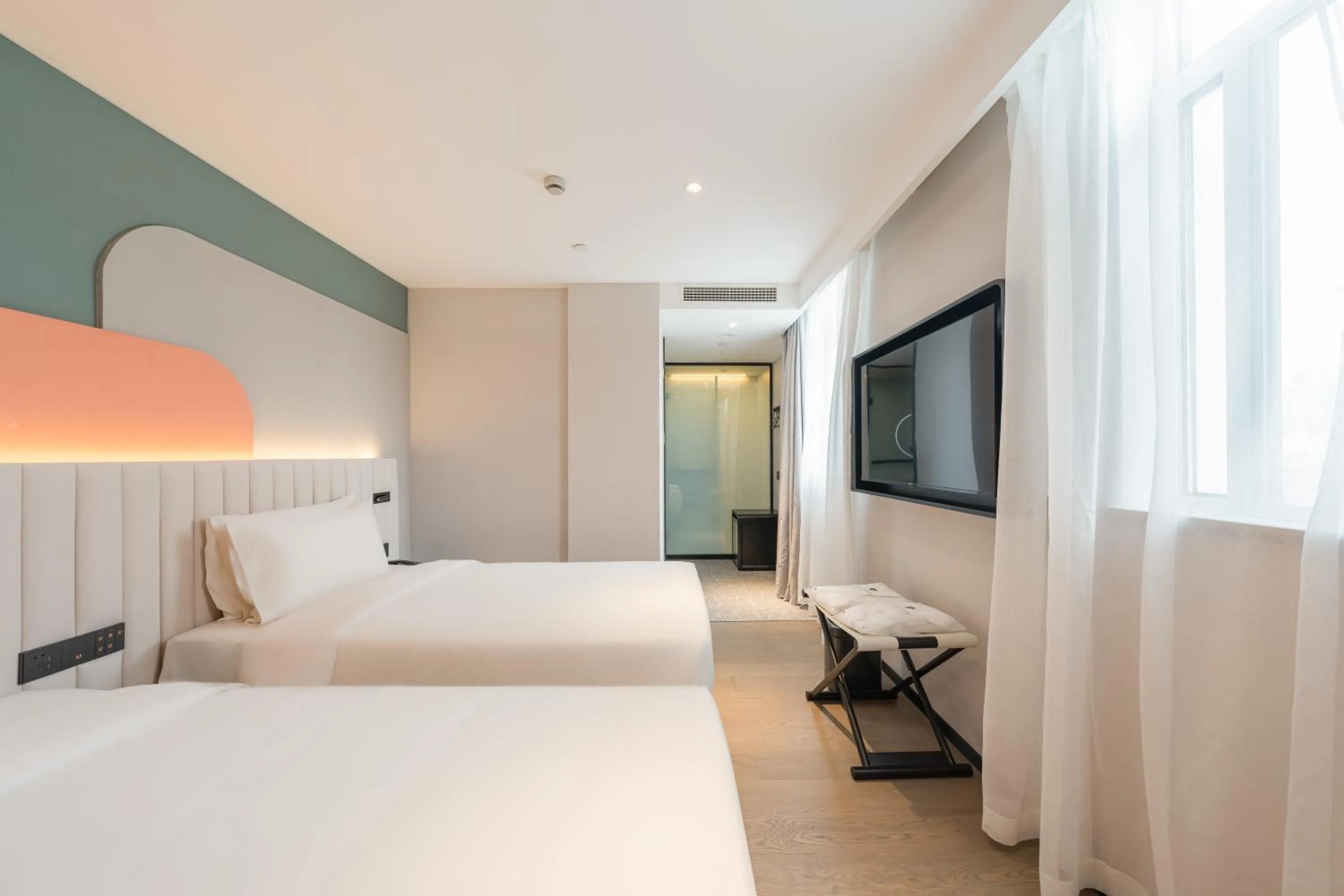 Photo of the whole room, Bed in Atour X Shanghai Jing'an Temple