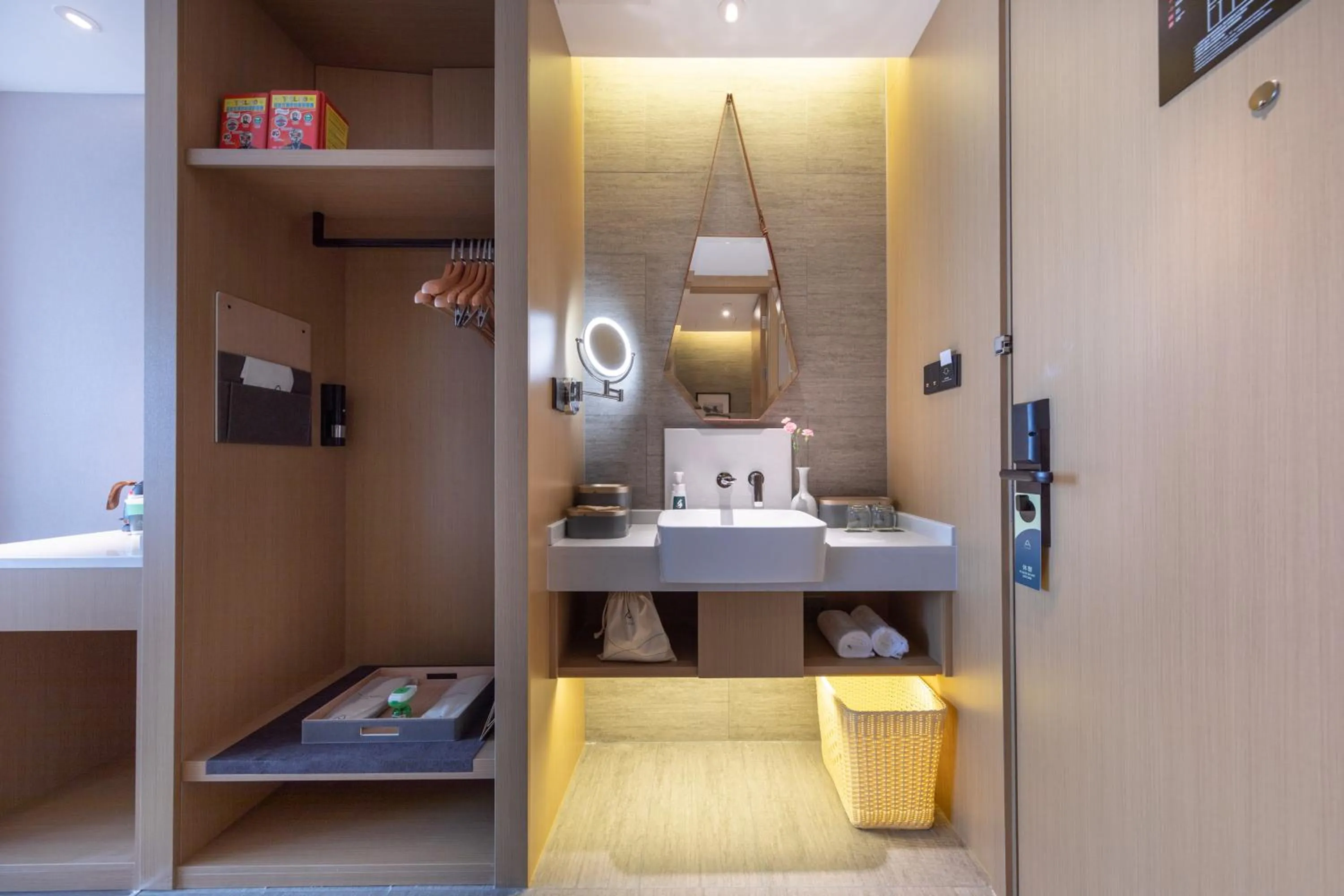 wardrobe in Atour Hotel Nanchang Aixi Lake