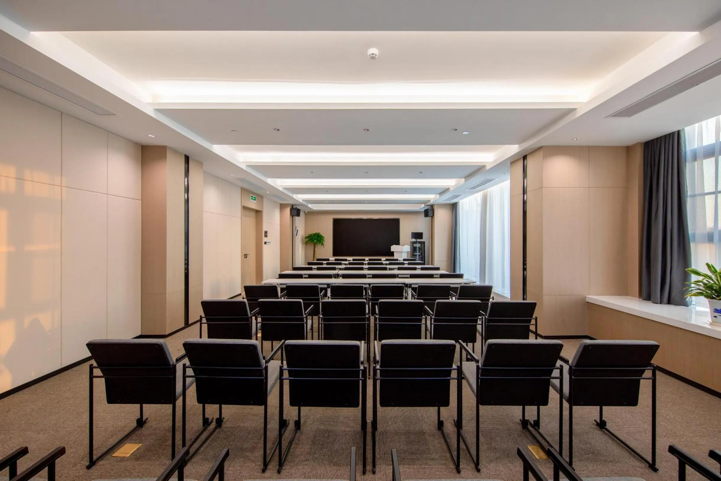 Meeting/conference room in Atour Hotel Wuhan Jinyin Lake