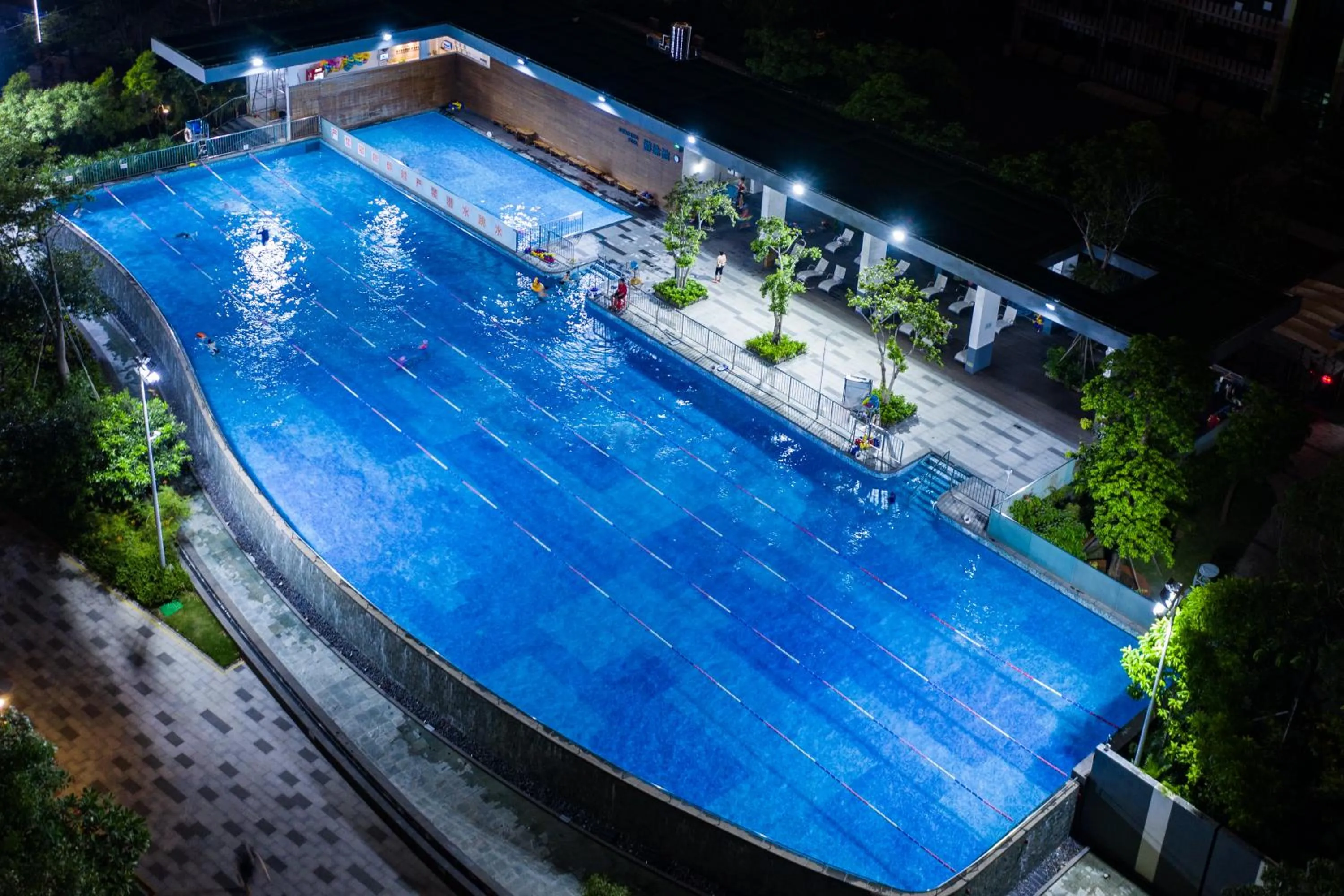Swimming pool in Atour S Shenzhen Nanshan
