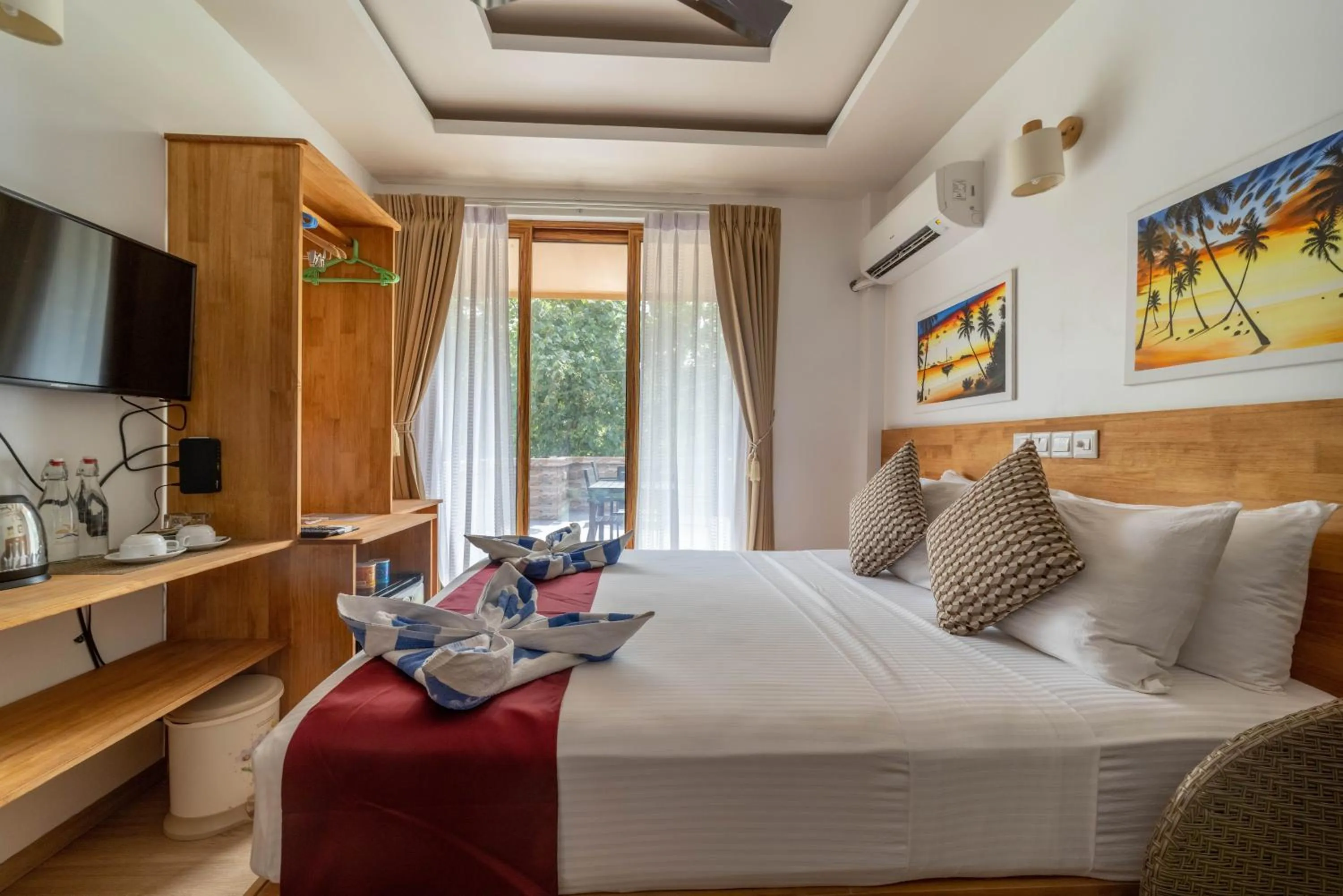 Photo of the whole room, Bed in Ocean Lilly Inn