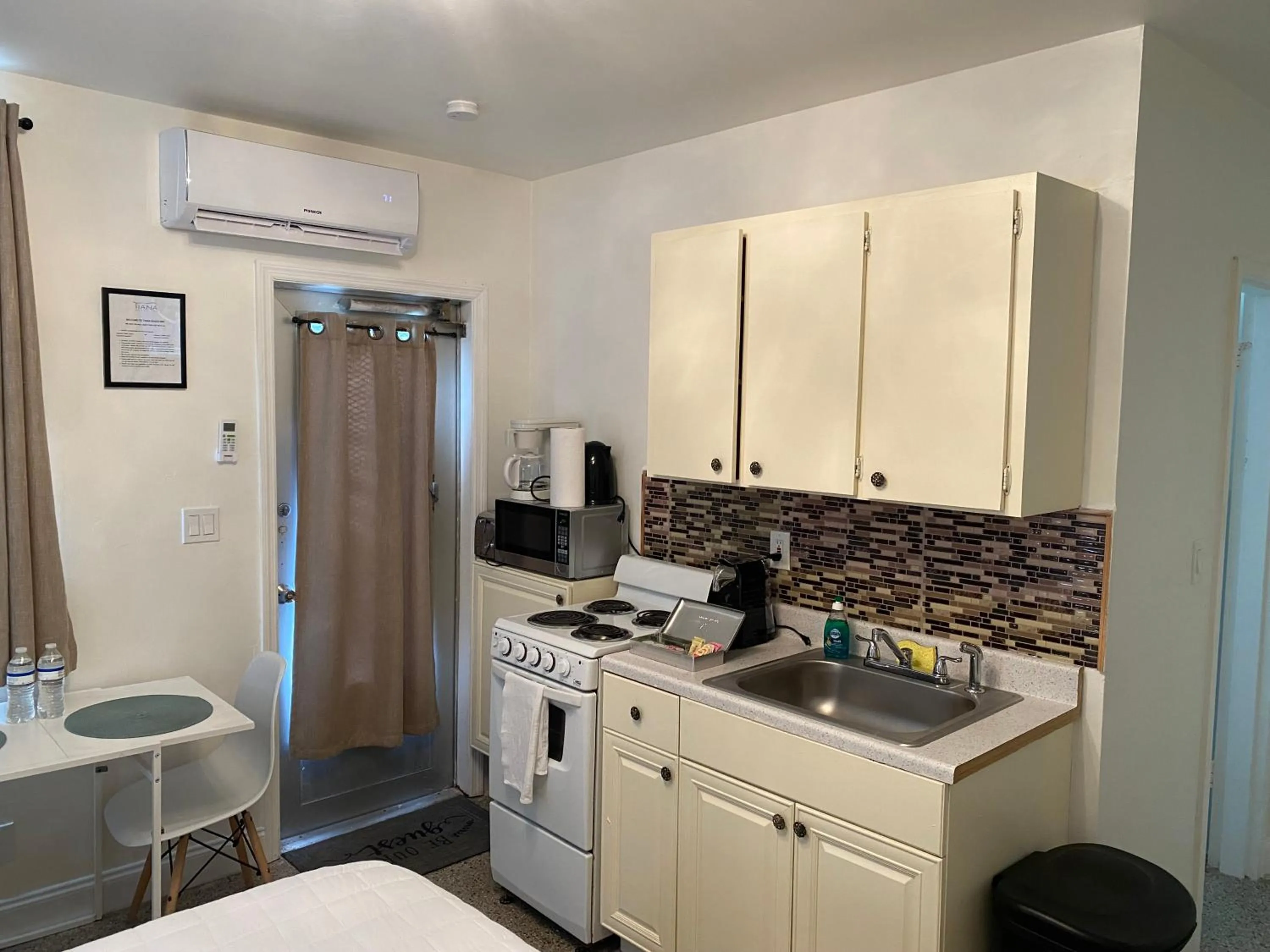 Kitchen or kitchenette in Tiana Beach Inn